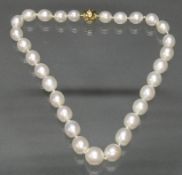 Perlenkette, 29 Zuchtperlen ø 10-13 mm, verlaufend, Bajonette-Kugelschließe, GG 750, Brillanten-Ste