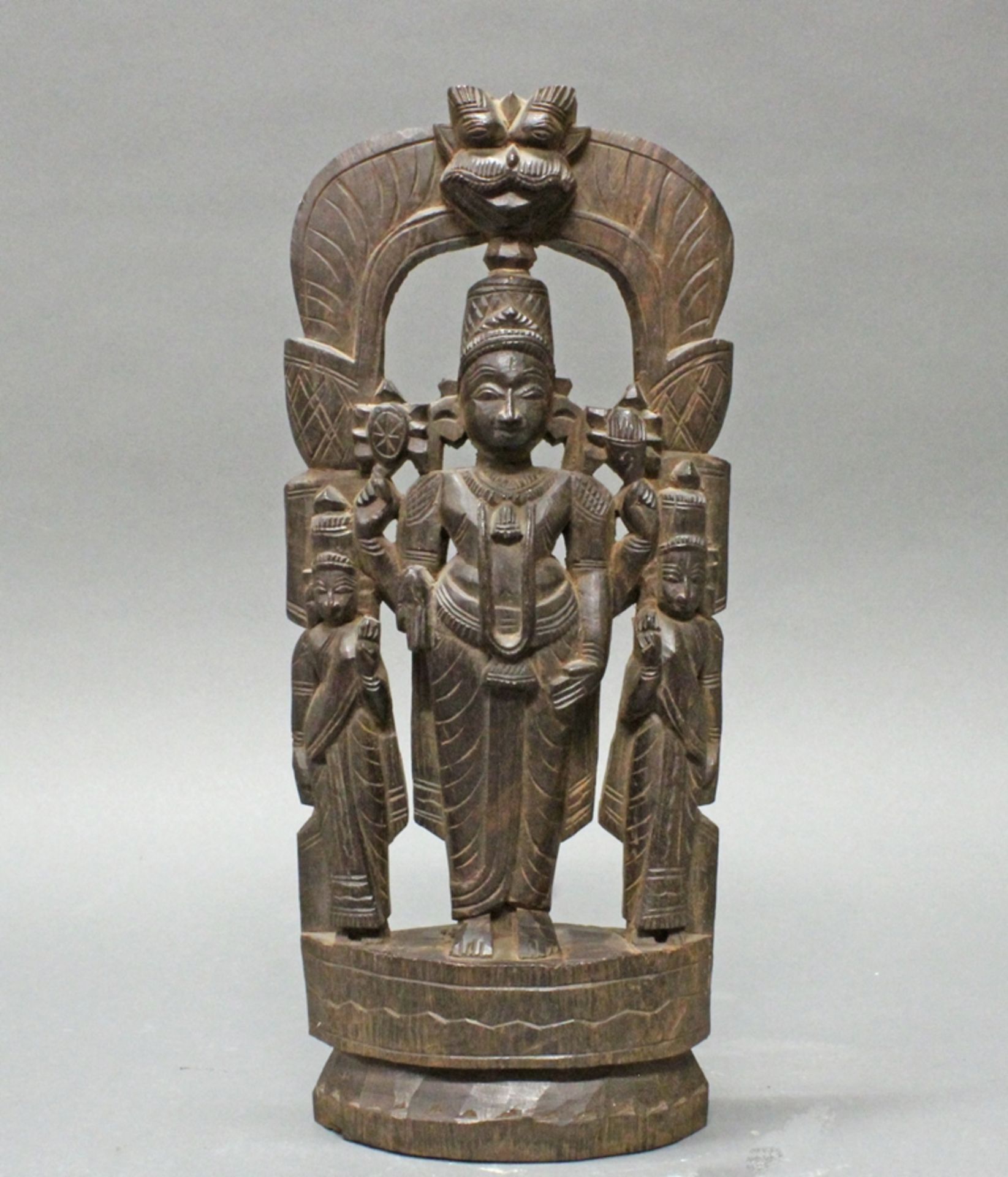 Schnitzerei, "Gottheit mit Adoranten", Indien, Mitte 20. Jh., Holz, 31 cm hoch