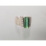 Ring, WG 585, 1 grüner Turmalin im Baguetteschliff, 10 Besatz-Diamanten, 7 g, RM 17.5