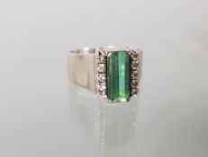 Ring, WG 585, 1 grüner Turmalin im Baguetteschliff, 10 Besatz-Diamanten, 7 g, RM 17.5
