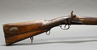 Perkussionsgewehr, wohl Spanien, 19. Jh., Vorderlader, sign. "Perez", Nussbaumschaft, 127 cm hoch,