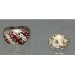 Ring, WG 750, 14 runde facettierte Rubine (einer fehlt), 9 Brillanten (einer fehlt), 6 g, RM 16;