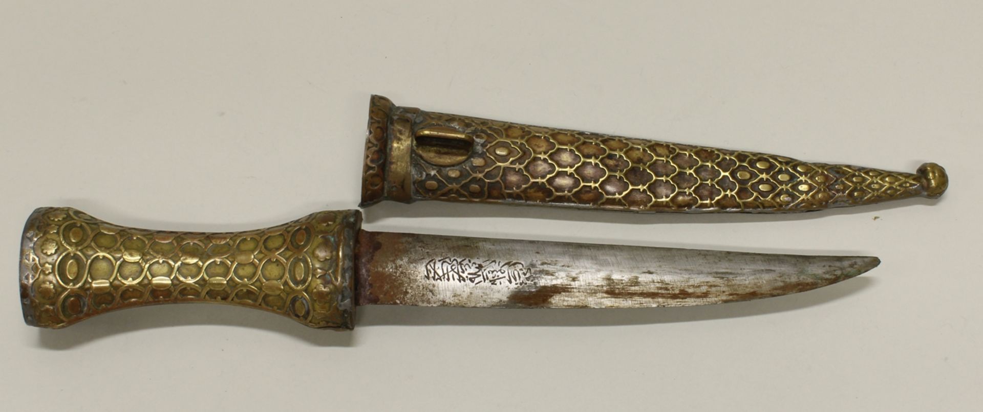 Dolch, Orient, 20. Jh., Eisenklinge mit Gravur, Griff und Scheide aus ornamentalem Metall, 34.5 cm