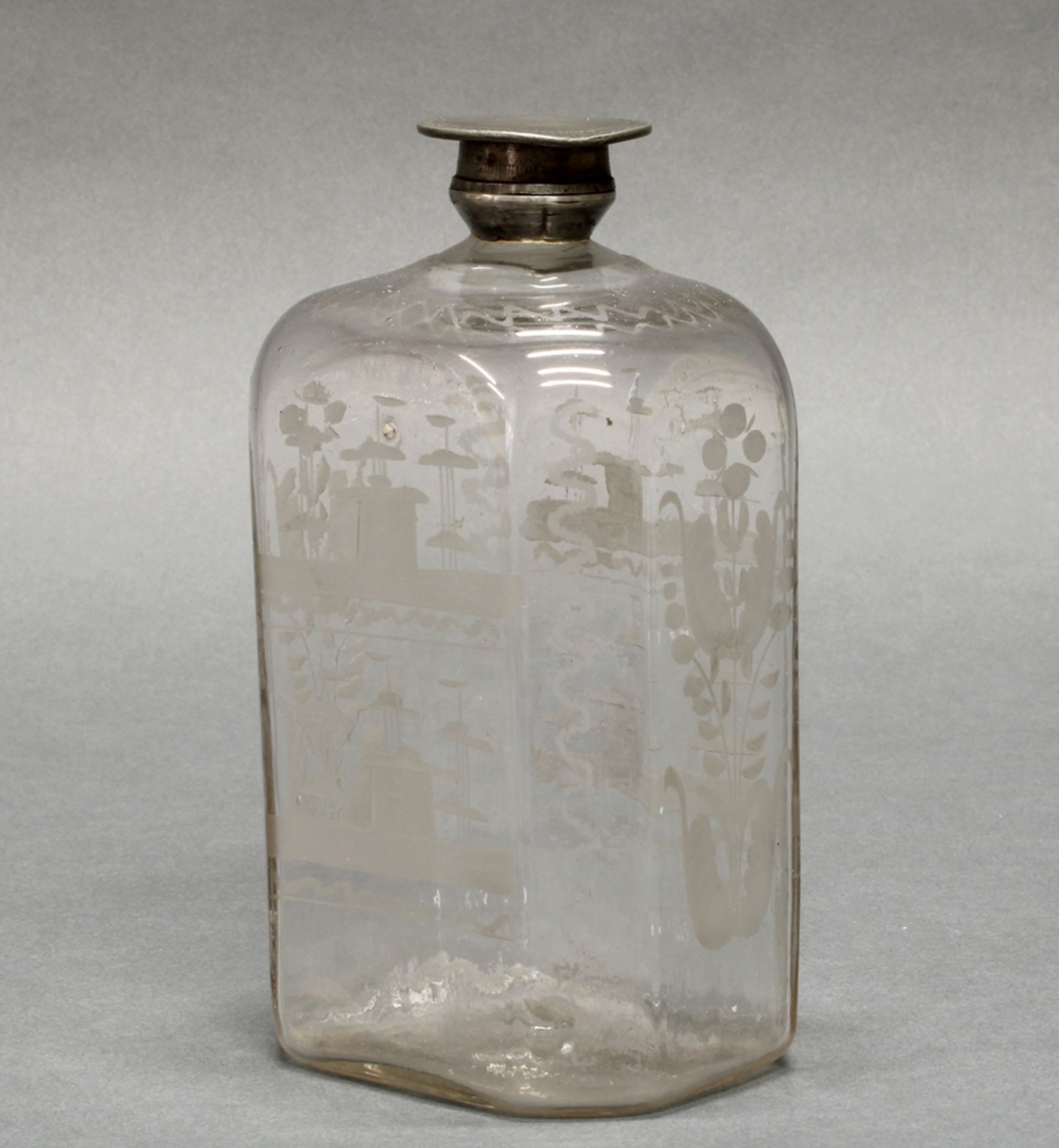 3 Glasflaschen, deutsch, Anfang 19. Jh., farblos, 1x vierseitig, 2x oktogonal, geschnittene Blüten- - Image 2 of 4