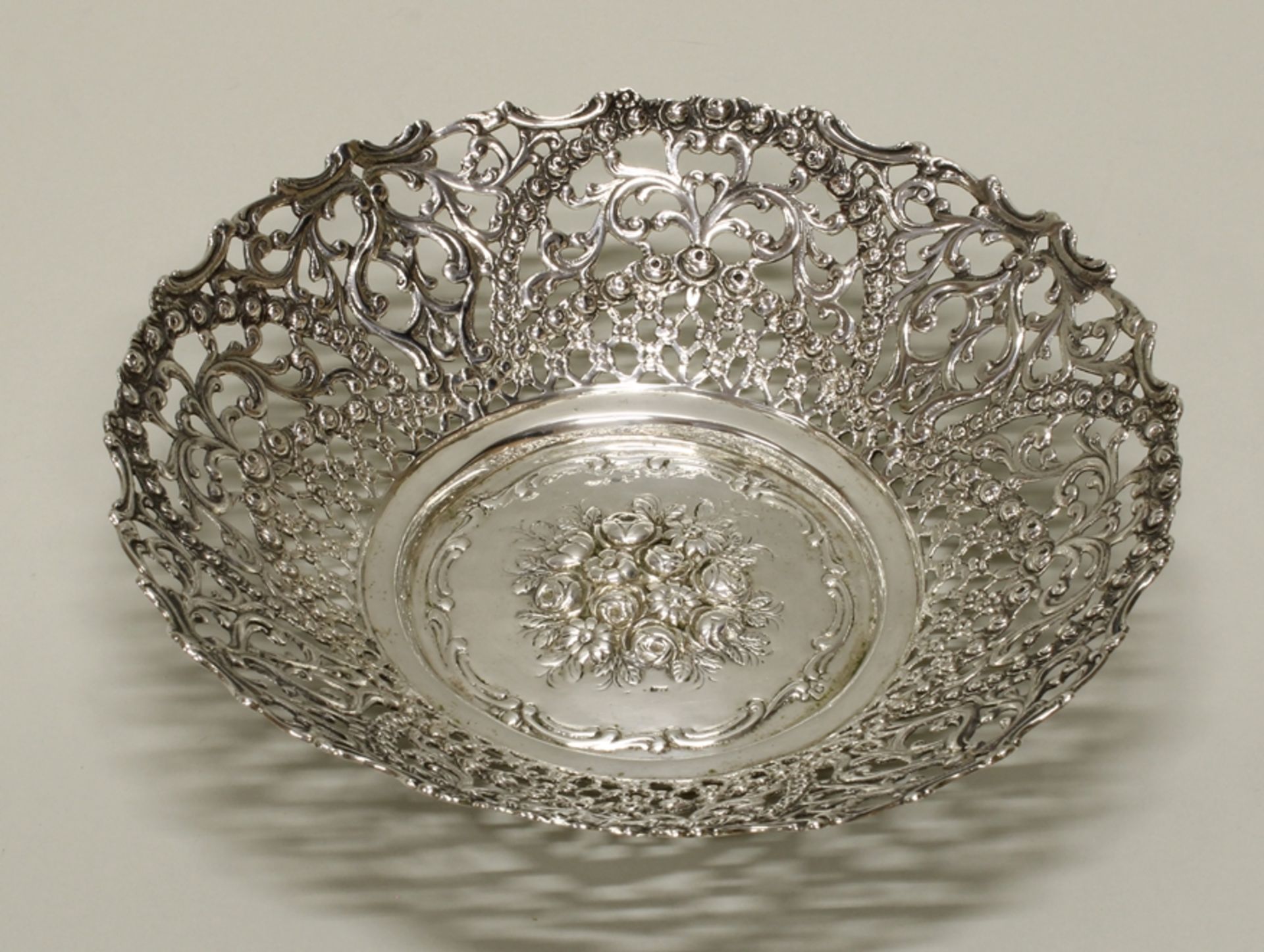 Korbschale, Silber 835, Rosen- und Rankenrelief, à jour gearbeitet, 4.5 cm hoch, ø 20 cm, ca. 249 g