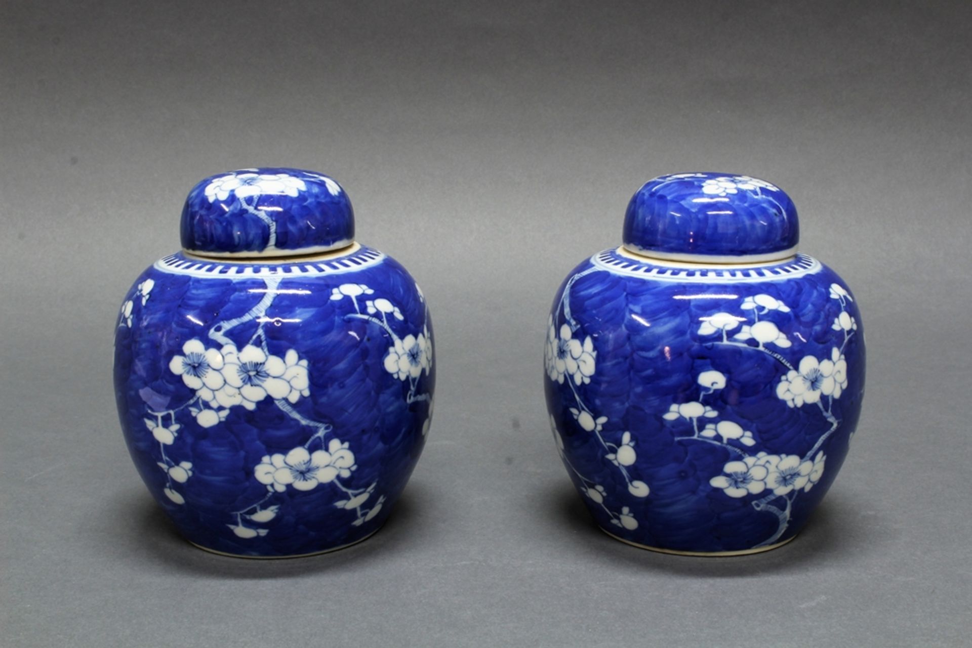 Paar Ingwertöpfe, China, Ende 19. Jh., Porzellan, bauchig, blau-weißer Ice-Crackdekor, Vierzeichenm