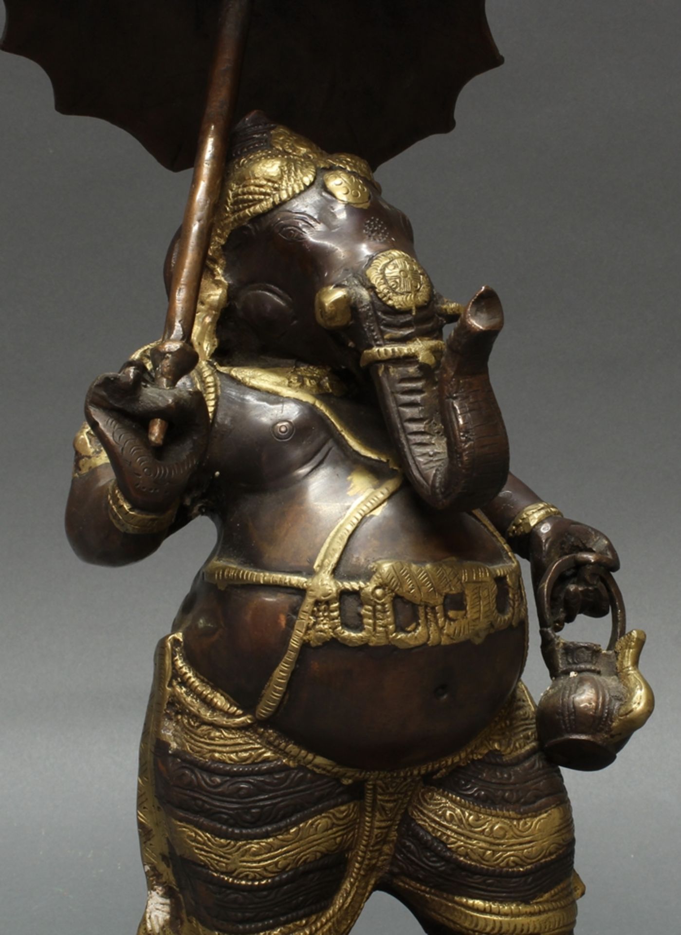 Figur, "Ganesha mit Schirm und Kanne", Indien, 20. Jh., Metall, patiniert, 38 cm hoch - Bild 2 aus 2