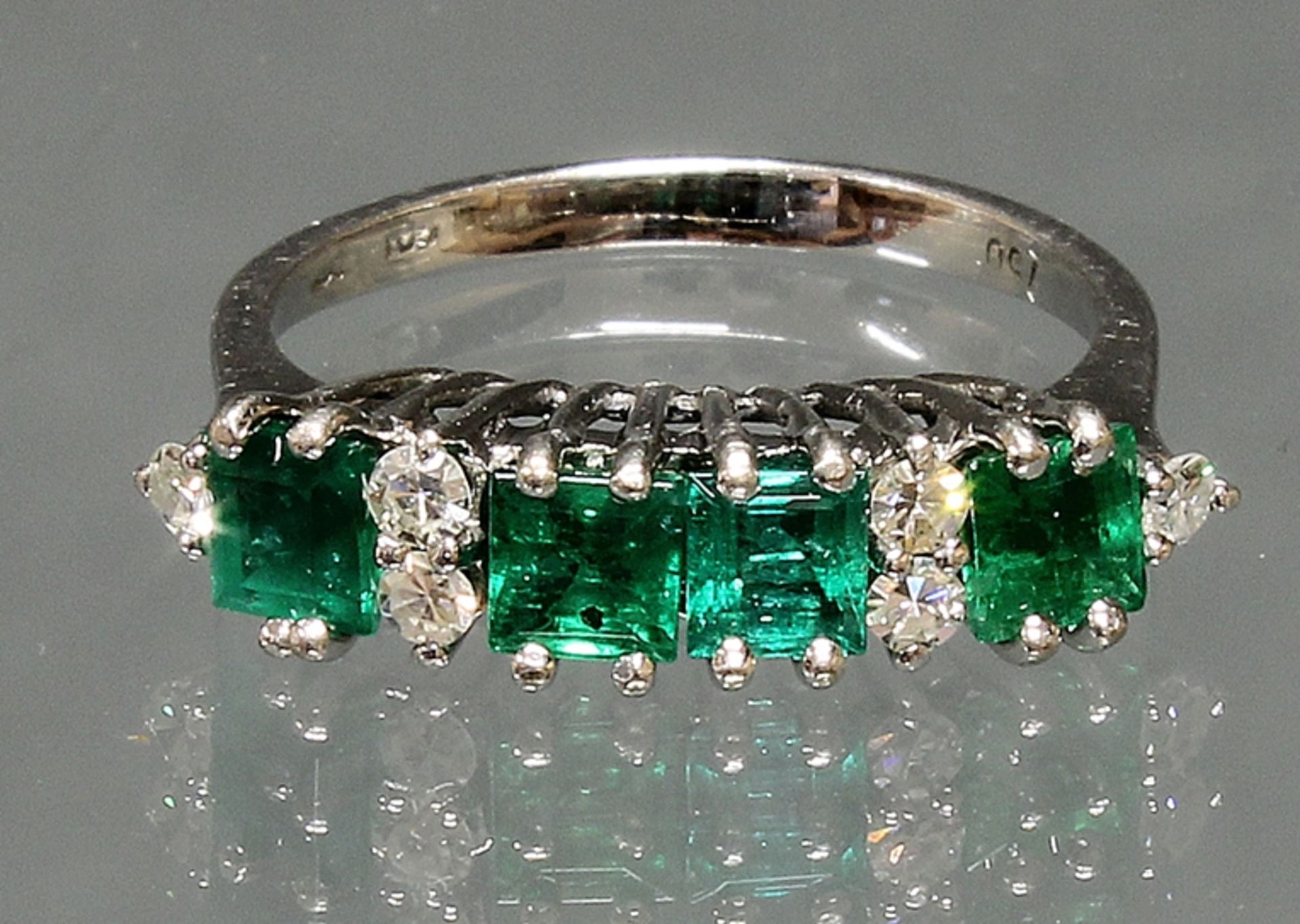 Ring, WG 750, 4 rechteckig facettierte Smaragde, 6 Besatzbrillanten, 3 g, RM 16