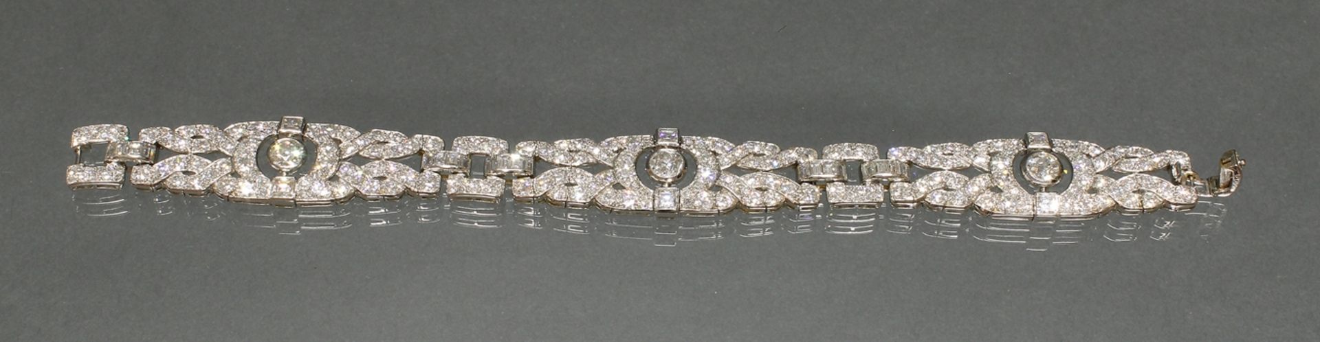 Armband, Art Deco, um 1930, Platin, 3 Diamanten zus. ca. 1.80 ct., etwa w-tcr/si-p, Altschliff, 6 D - Bild 4 aus 4