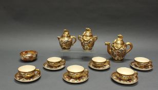 Teeservice, 15-tlg., und Kumme, Japan, um 1900, Satsuma, farbiger Emaildekor mit Goldzier, Figuren 