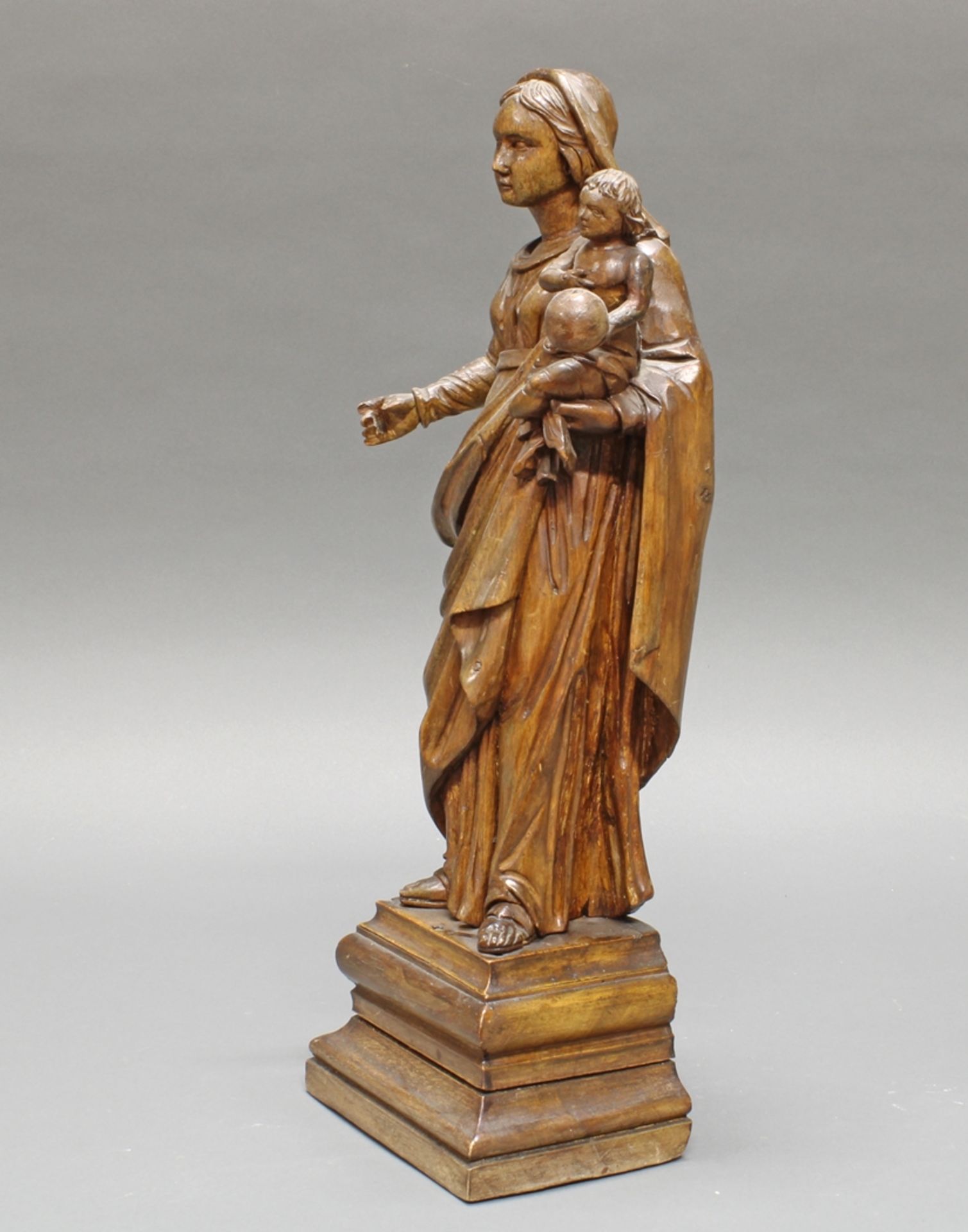 Skulptur, Holz geschnitzt, "Madonna mit Kind", 19. Jh., auf Sockel, 51 cm hoch, Finger und Draperie - Bild 4 aus 5