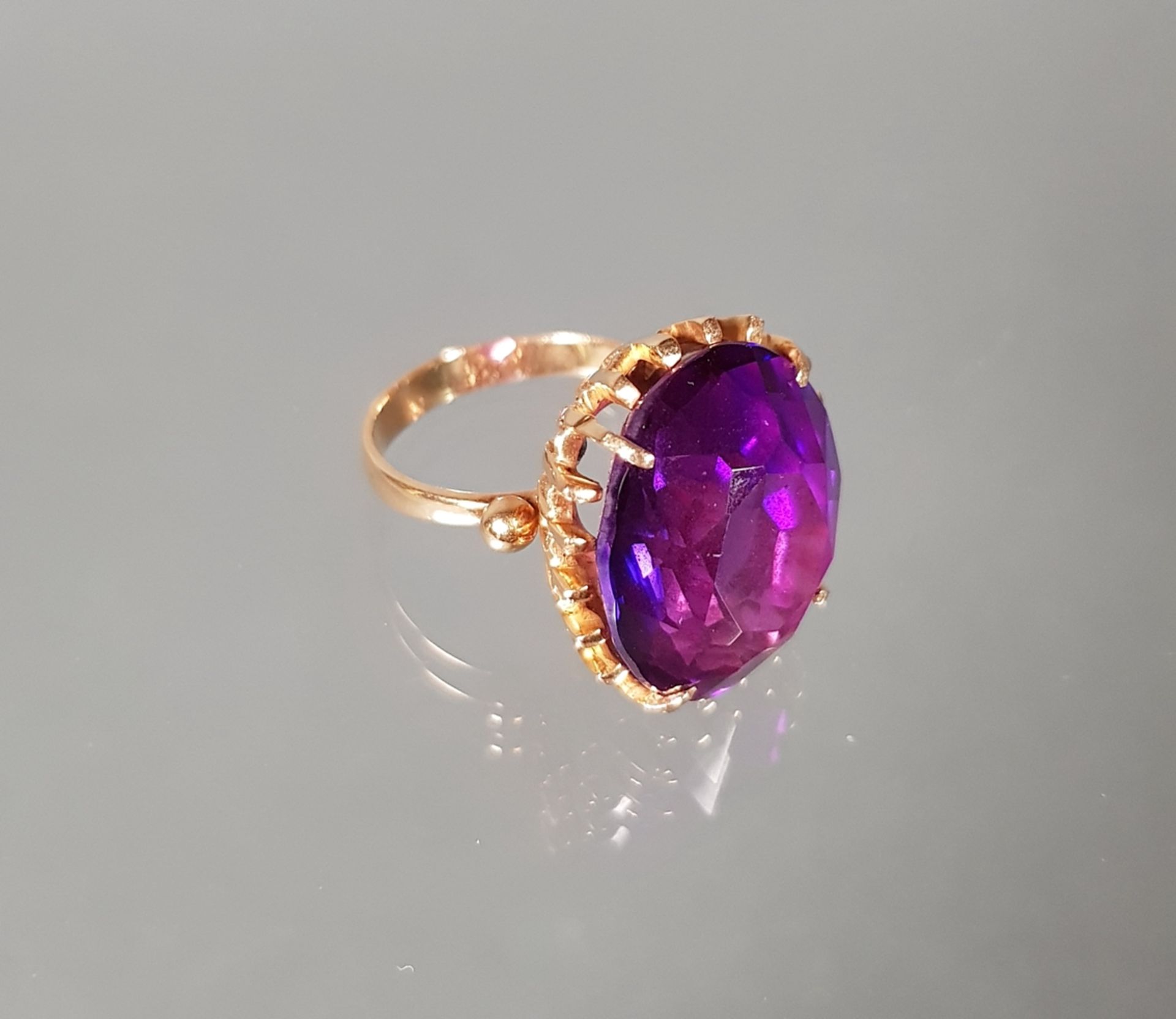 Ring, GG 750, oval facettierter Amethyst ca. 2 x 1.6 cm, 9 g, RM 16.5