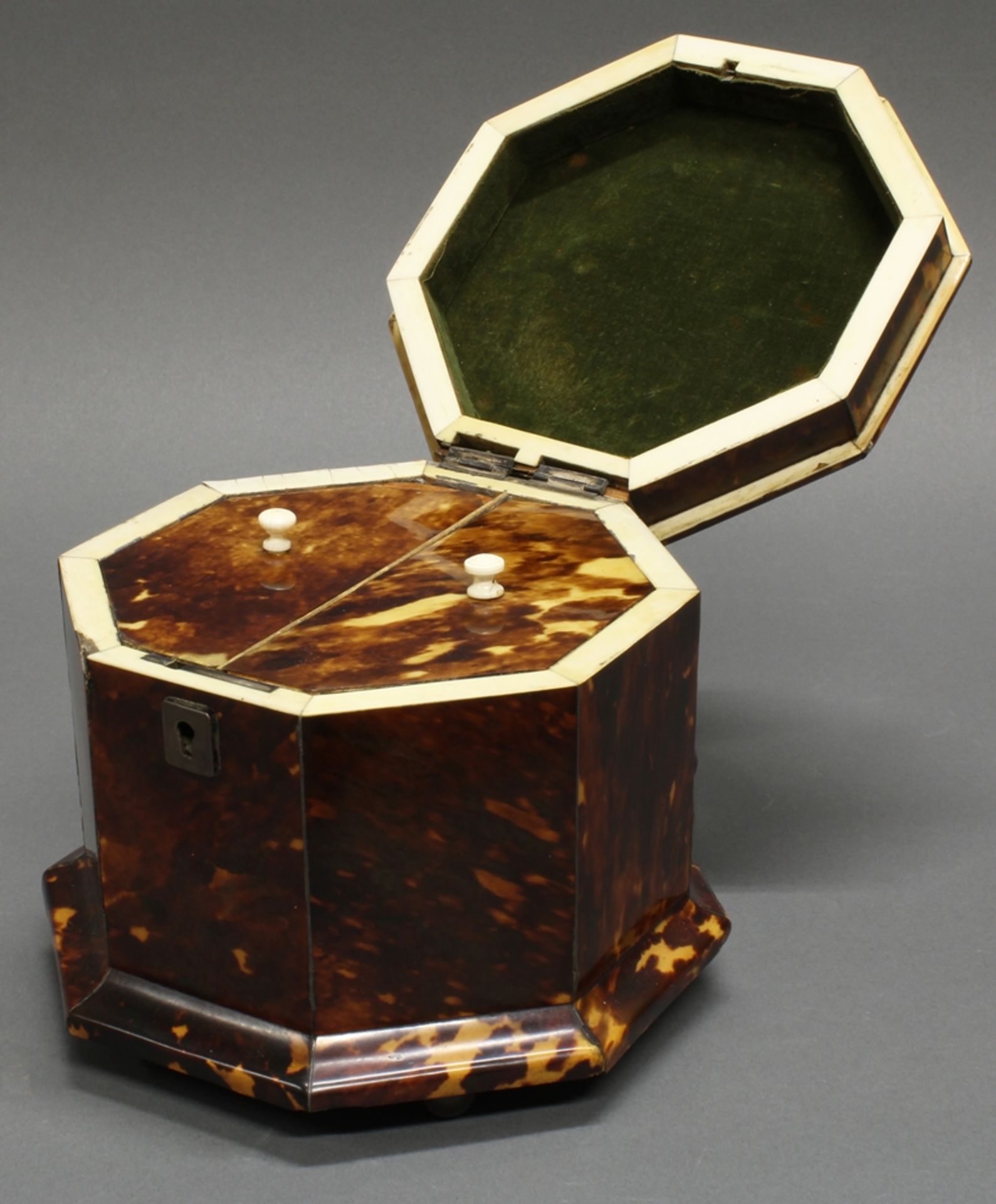 Teeschatulle, 2. Hälfte 19. Jh., Schildpattdekor, Elfenbeinzier, oktagonale Form, innen zwei Deckel - Bild 2 aus 2