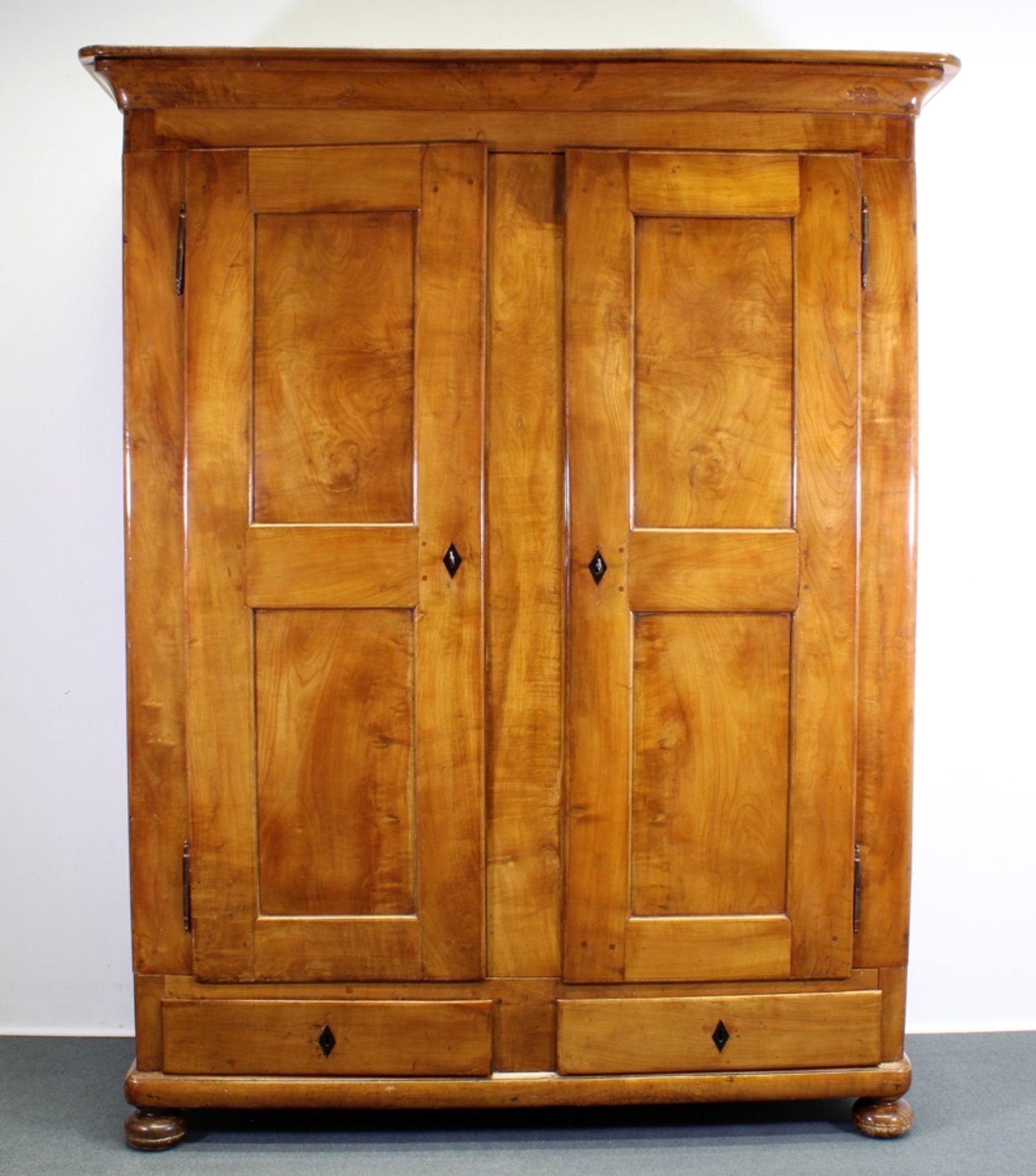 Dielenschrank, Biedermeier, um 1820, Kirschbaum, zweitüriger Korpus mit zwei Sockelschüben auf gest