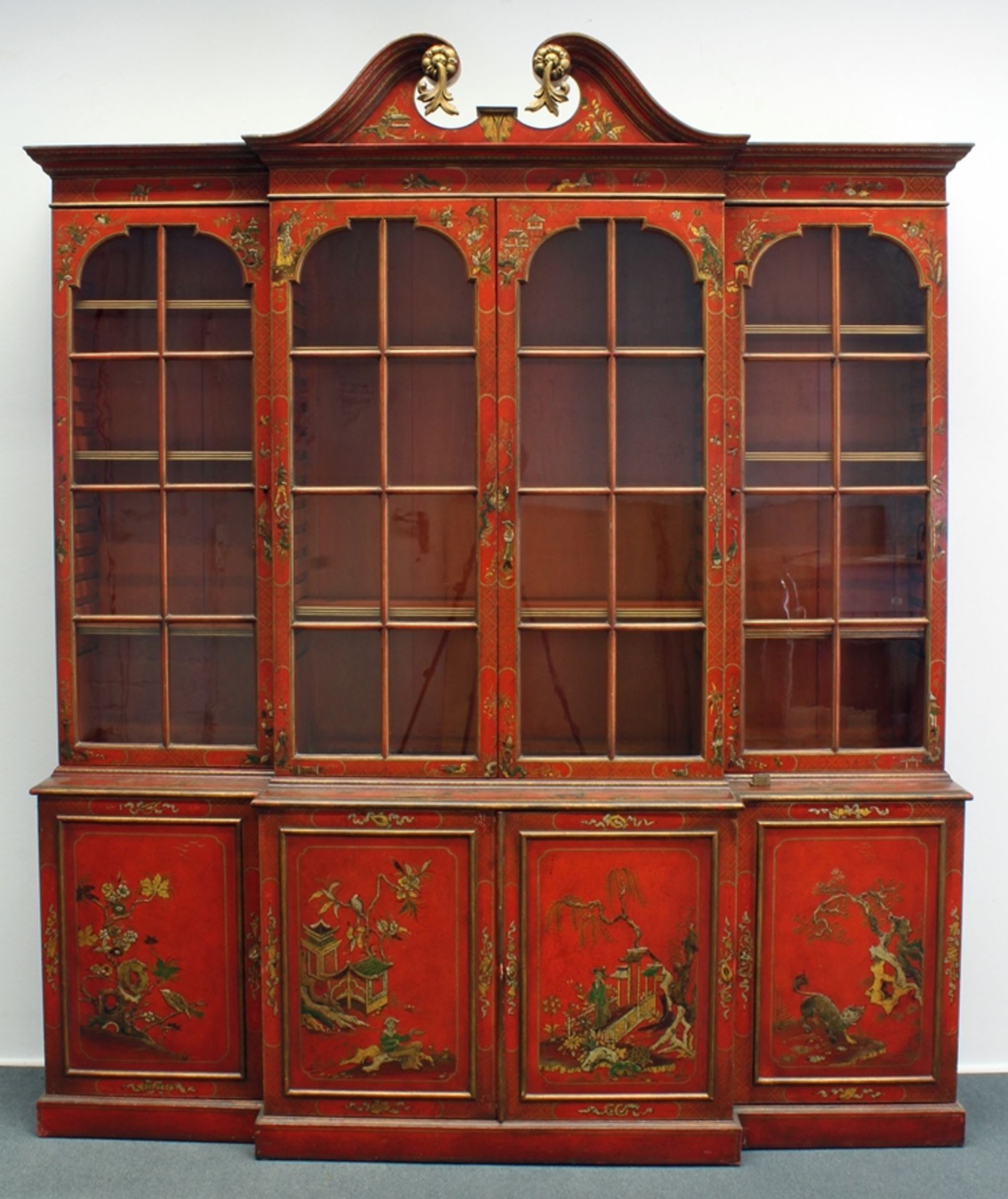 Bücherschrank / Bookcase, Chinoiserien, England, um 1900, Mahagoni, Chinoiserieszenen auf rotem Gru