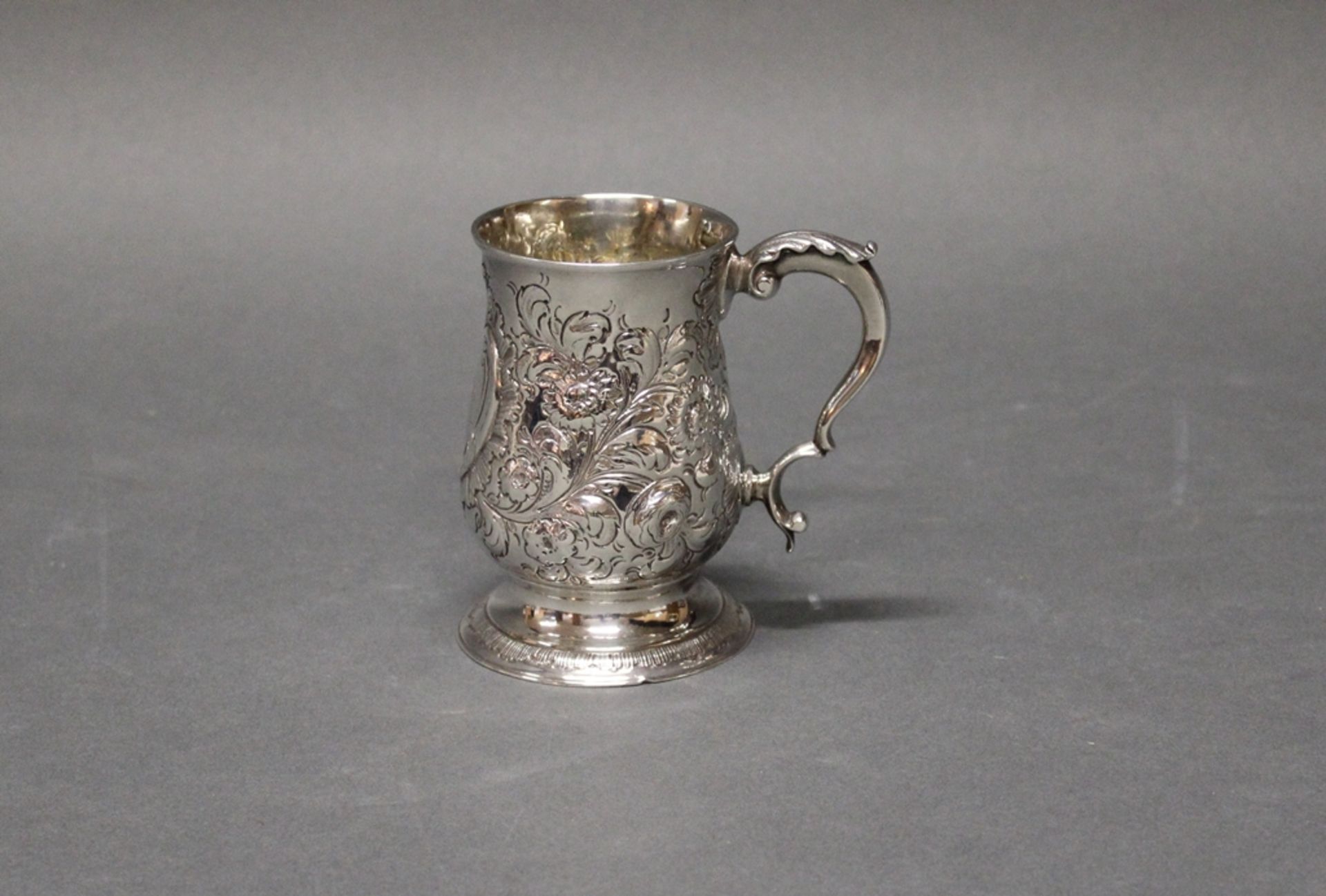 Mug, Silber 925, London, 1783, gebauchter Korpus auf Standfuß, rocaillierte Kartusche mit Monogramm