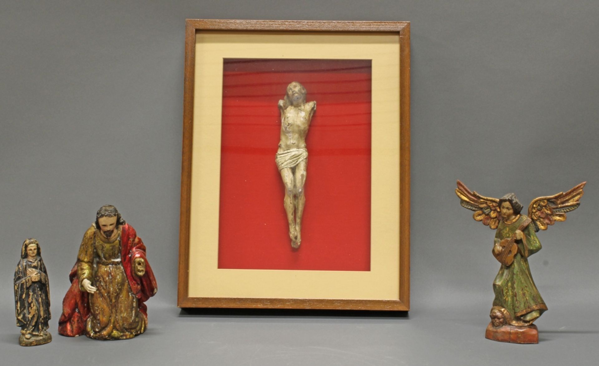 4 Heiligenskulpturen, Peru 18. Jh. und 20. Jh., jeweils Holz geschnitzt und gefasst, zwischen 15 cm