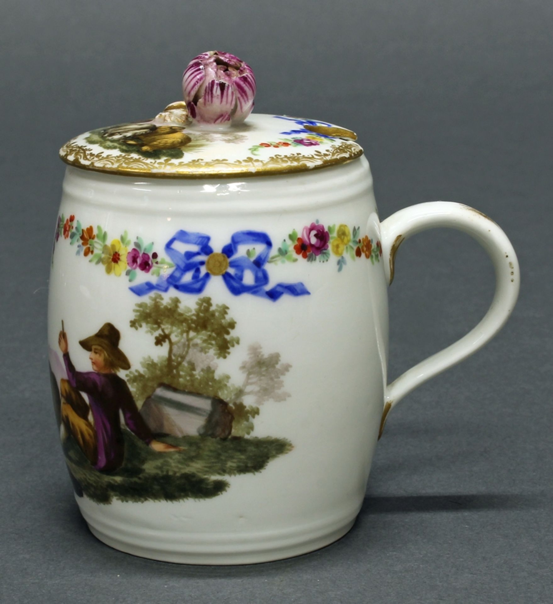 Senftopf, Meissen, Schwertermarke, 1774-1817, Fassform mit Henkel, farbige Malerei mit lagerndem Sc