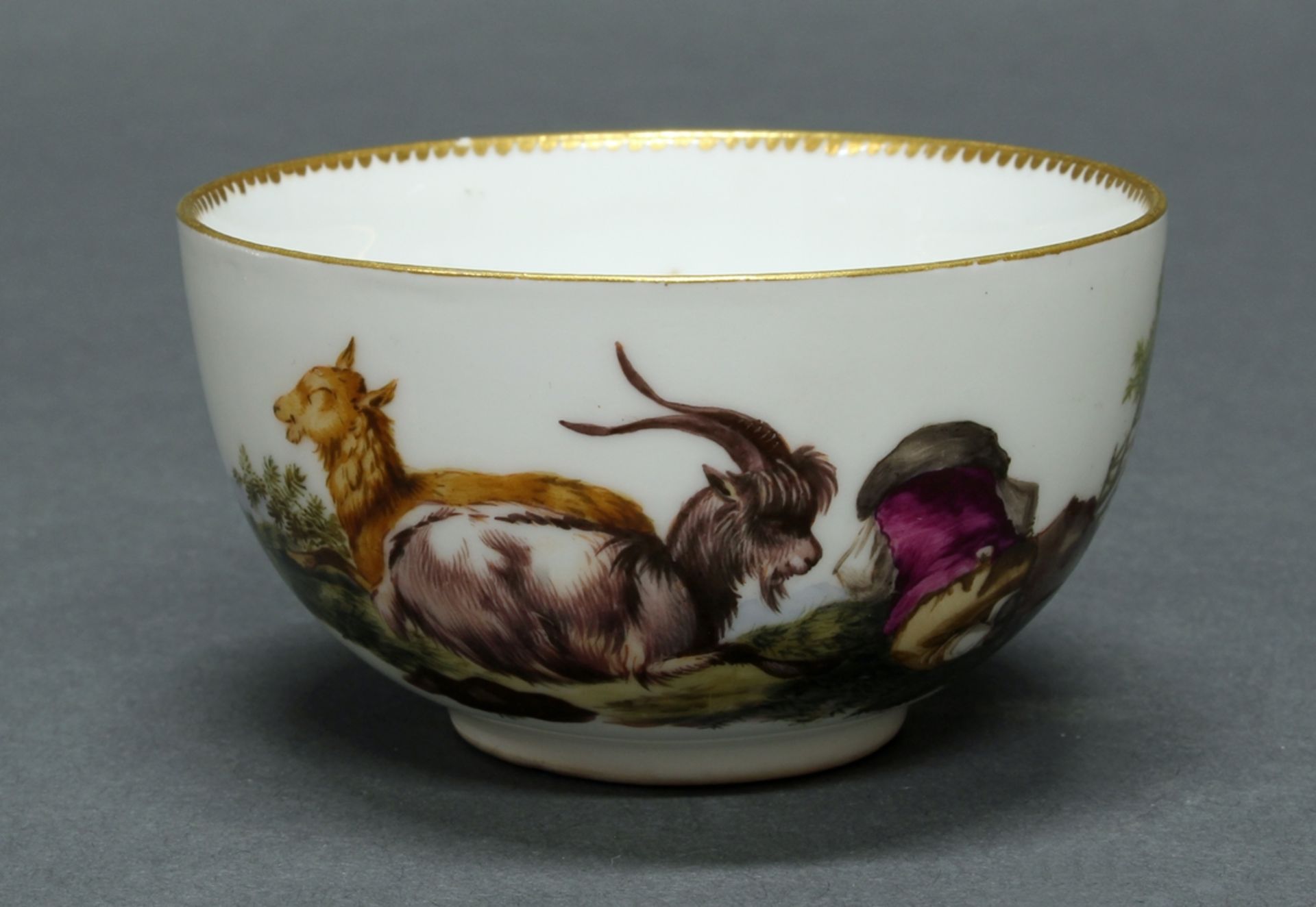 Tasse mit Untertasse, Meissen, Schwertermarke, um 1770, farbige Malerei mit Hirtenszenen, bunte Blü - Bild 2 aus 3