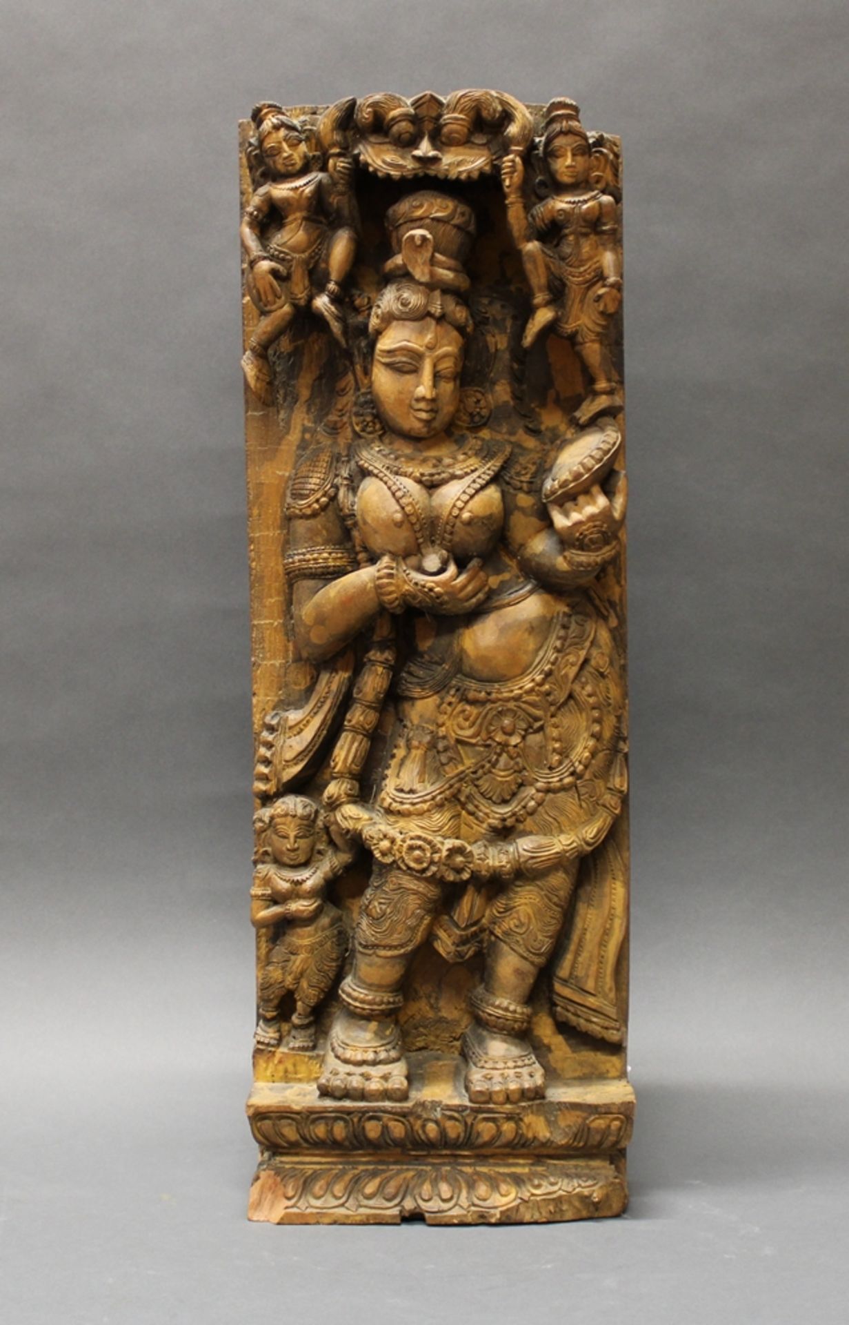 Holzrelief, "Weibliche Gottheit unter Baldachin", Indien, 19./20. Jh., geschnitzt, 68 x 25 cm, Alte