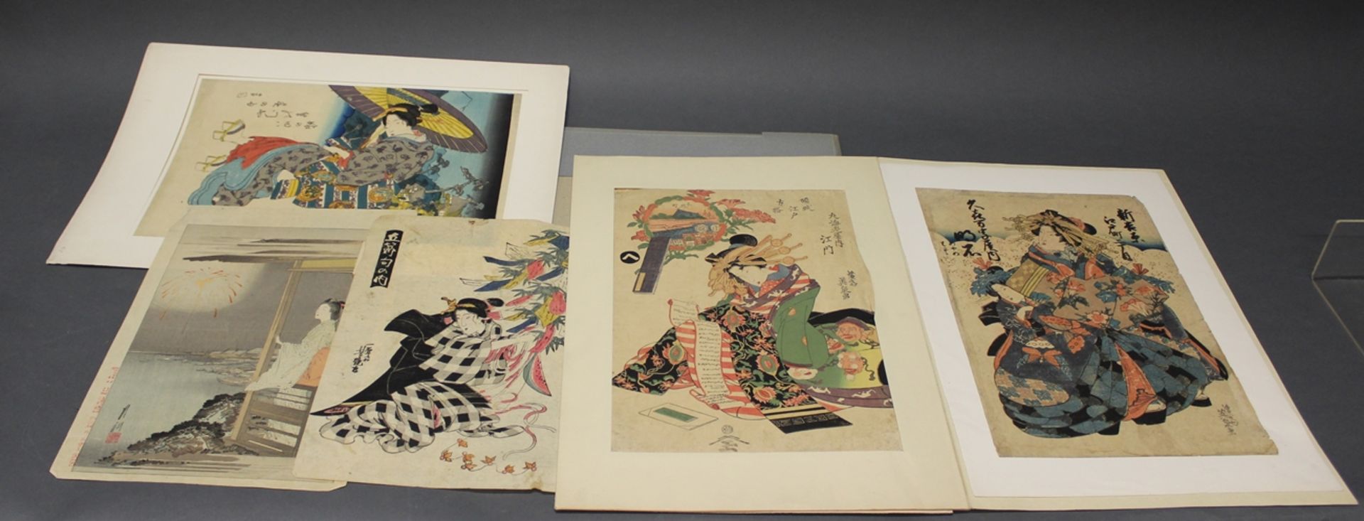 Konvolut Farbholzschnitte, 7-tlg., Japan, 19. Jh.: 5 Einzelblätter und 2 Triptychons, u.a. Eisen, K