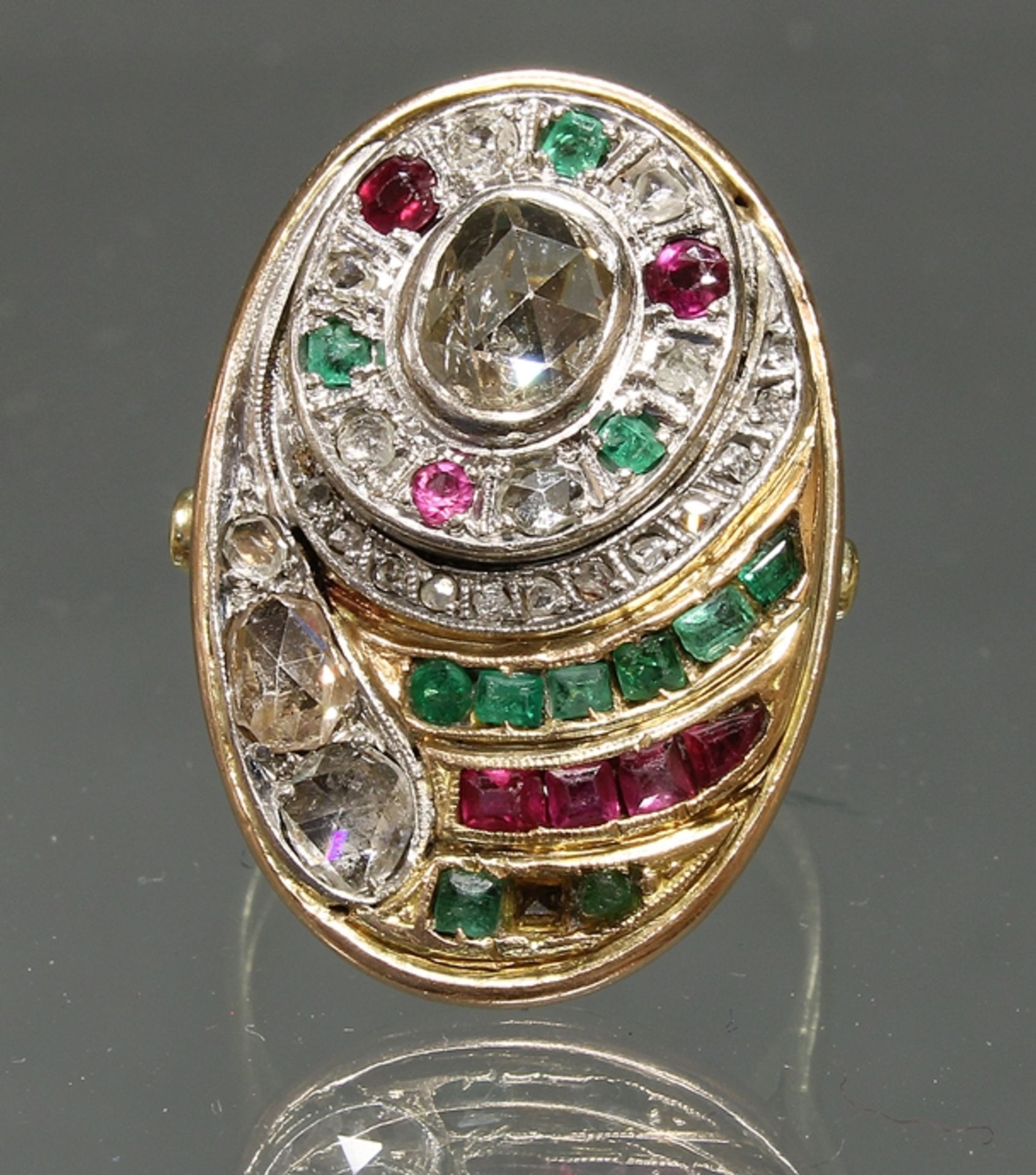 Ring, Atelierarbeit, GG 750, teils weiß belötet, 3 Altschliff-Diamanten, 1x ca. 6.5 x 5.5 mm, 1x ca