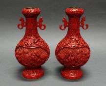 Paar Vasen, China, neuzeitlich, roter Schnitzlack auf Metall, Knoblauchform, Reserven mit Chrysanth