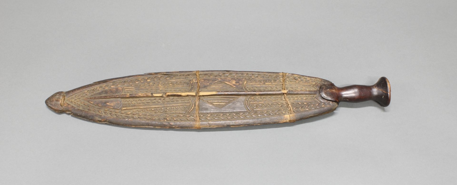 Schwert, Mitte 20. Jh., Afrika, geschnitzte Holzscheide, 60 cm lang, Schwert und Scheide mit starke - Bild 2 aus 2
