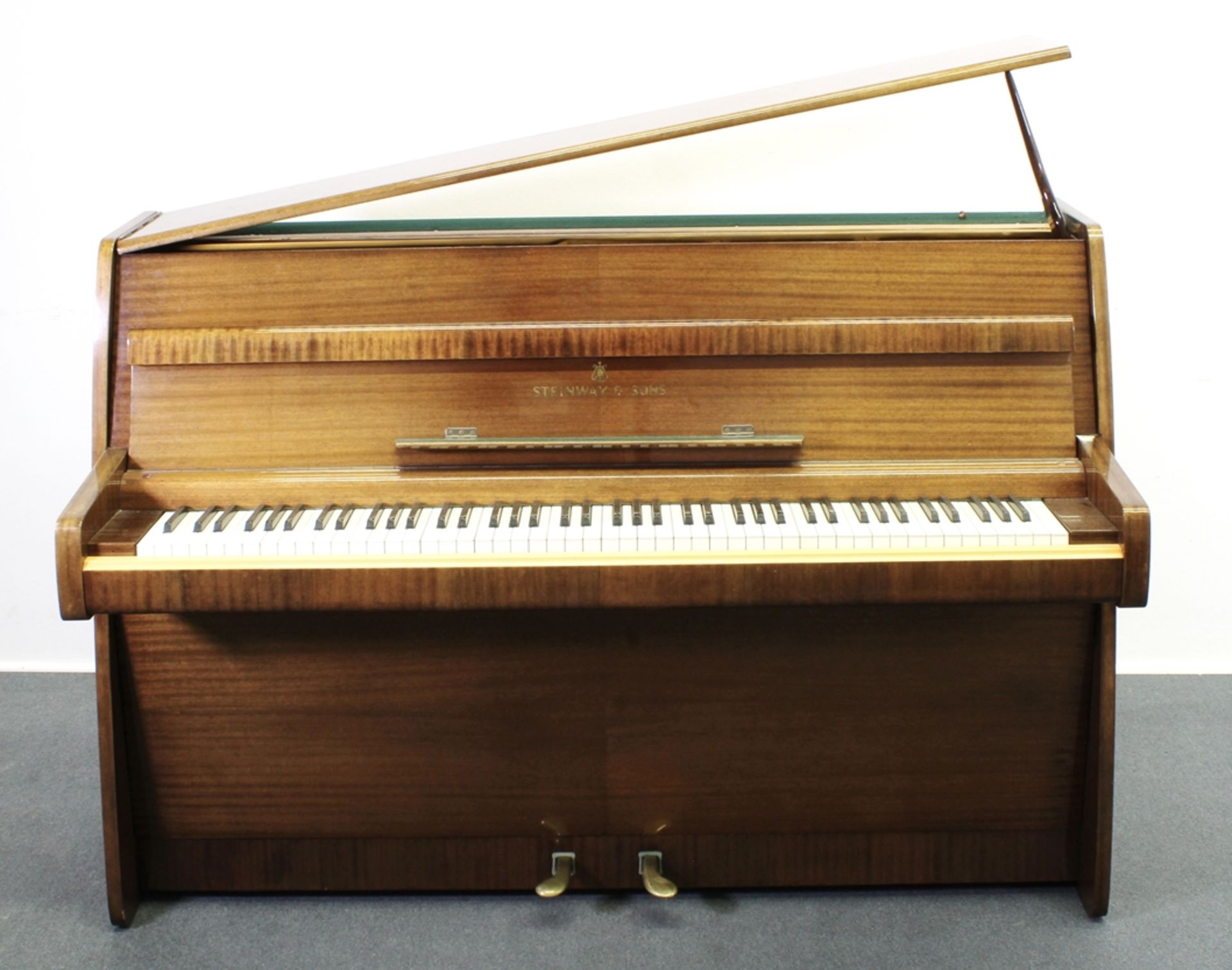 Klavier, Steinway & Sons Hamburg, um 1960, Modell F-104, Mahagoni horizontal gemasert, Nr. 395723, 