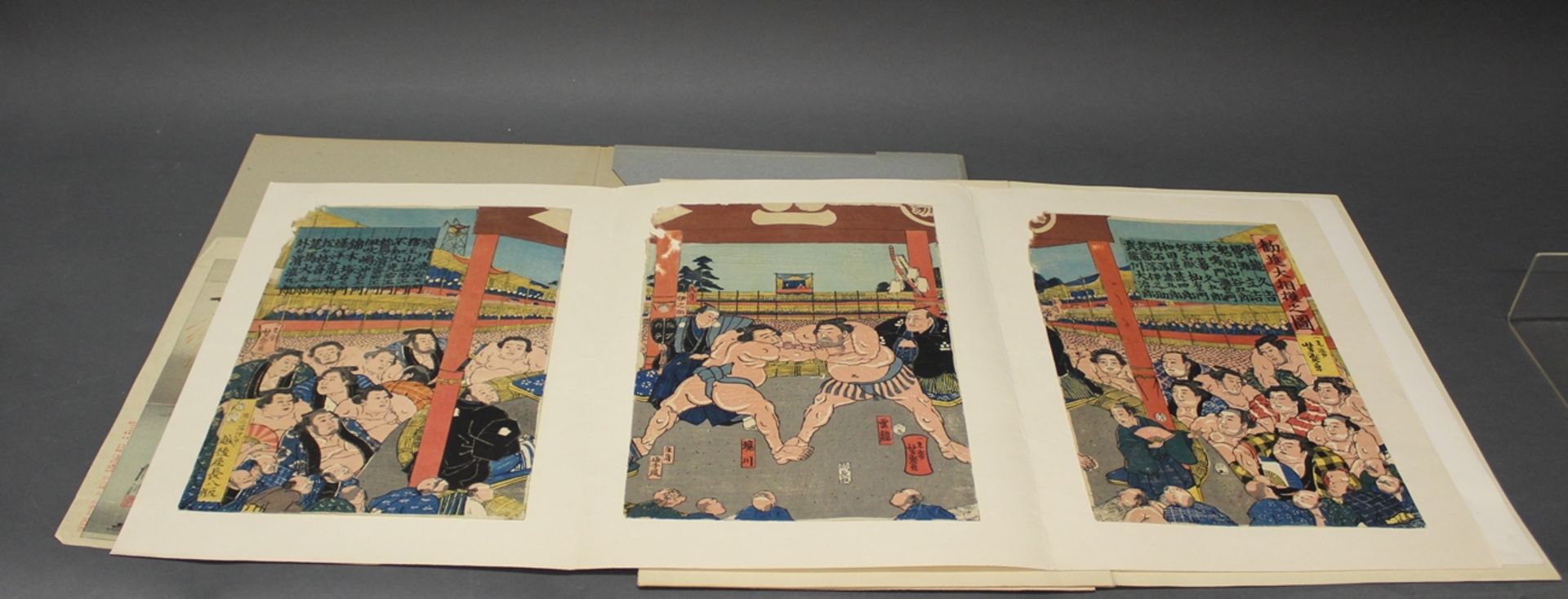 Konvolut Farbholzschnitte, 7-tlg., Japan, 19. Jh.: 5 Einzelblätter und 2 Triptychons, u.a. Eisen, K - Bild 2 aus 2