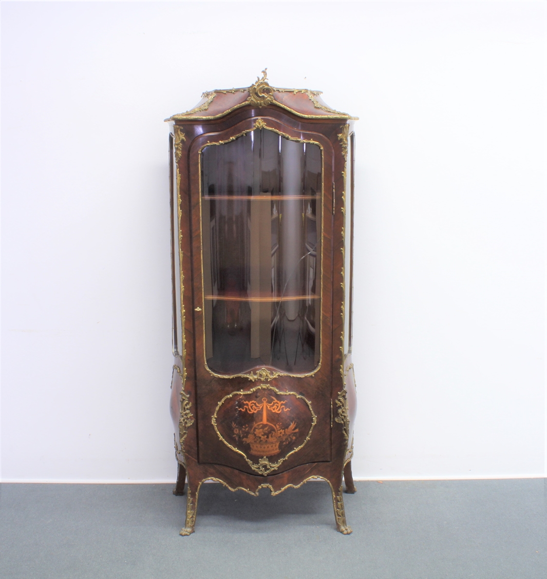 Vitrine, Louis XV-Stil, 19. Jh., Rosenholz, bombierter eintüriger Korpus auf geschwungenen Füßen, d