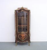 Vitrine, Louis XV-Stil, 19. Jh., Rosenholz, bombierter eintüriger Korpus auf geschwungenen Füßen, d