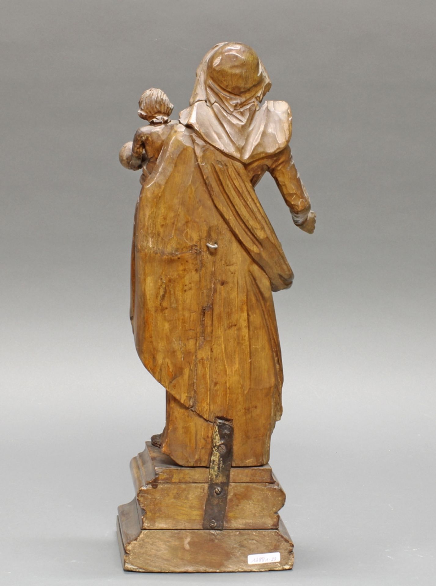 Skulptur, Holz geschnitzt, "Madonna mit Kind", 19. Jh., auf Sockel, 51 cm hoch, Finger und Draperie - Image 3 of 5