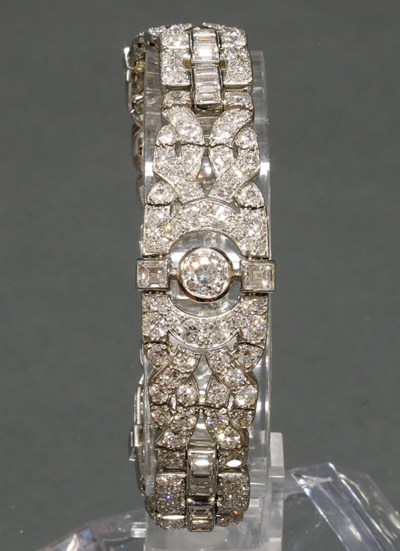 Armband, Art Deco, um 1930, Platin, 3 Diamanten zus. ca. 1.80 ct., etwa w-tcr/si-p, Altschliff, 6 D - Bild 2 aus 4