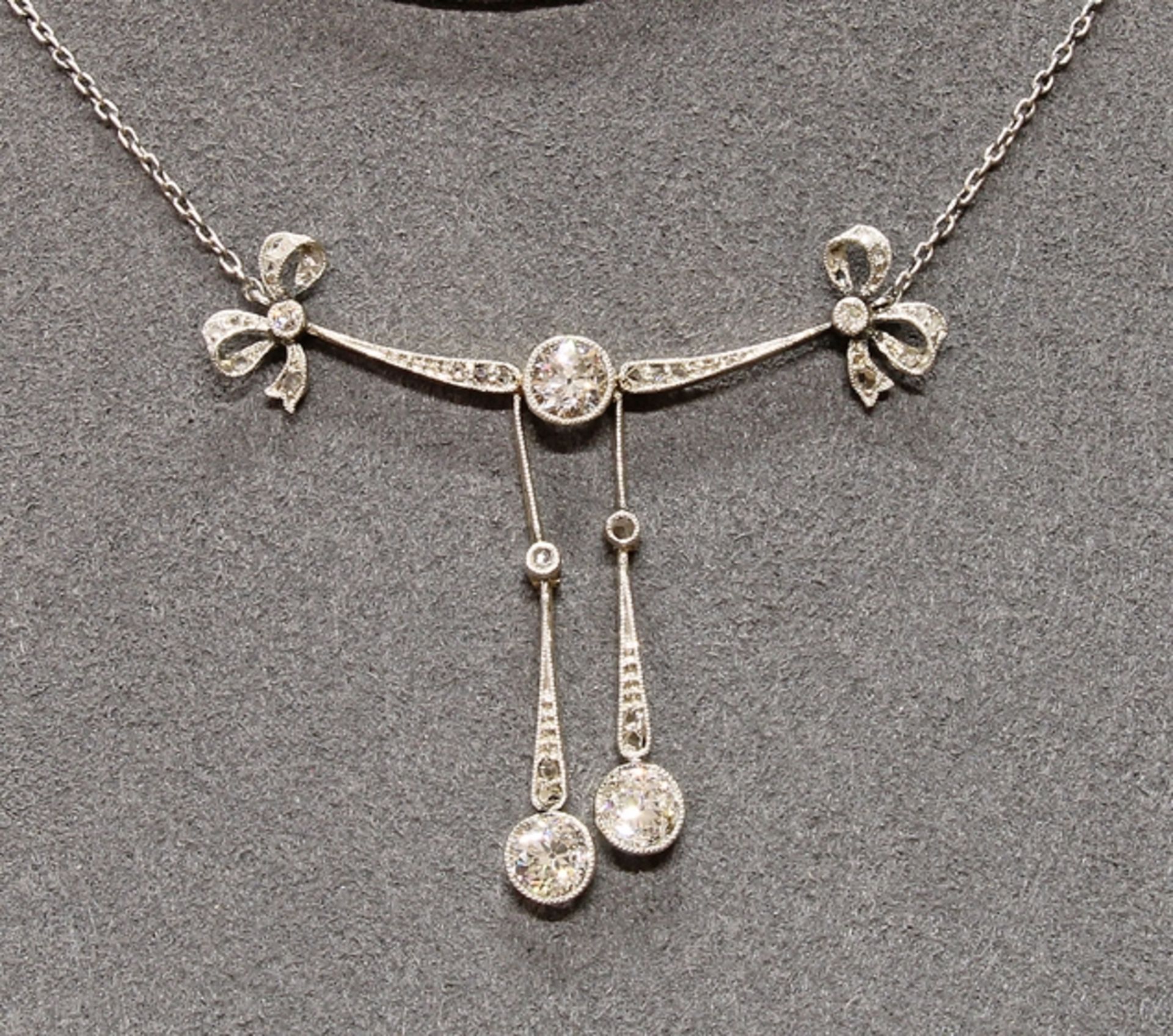 Collier, Art Deco, um 1930, Millegriff-Fassung, GG 585, Platin belötet, 3 Diamanten zus. ca. 1.50 c