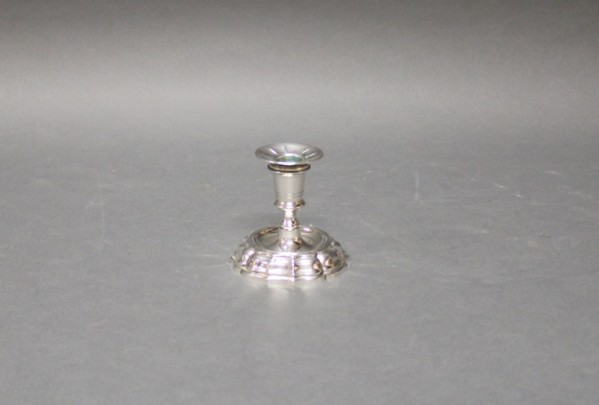 Kerzenhalter, Silber 800, Italien, passig-geschweifter Fuß, Tülle mit Tropfeinsatz, einflammig, 9 c