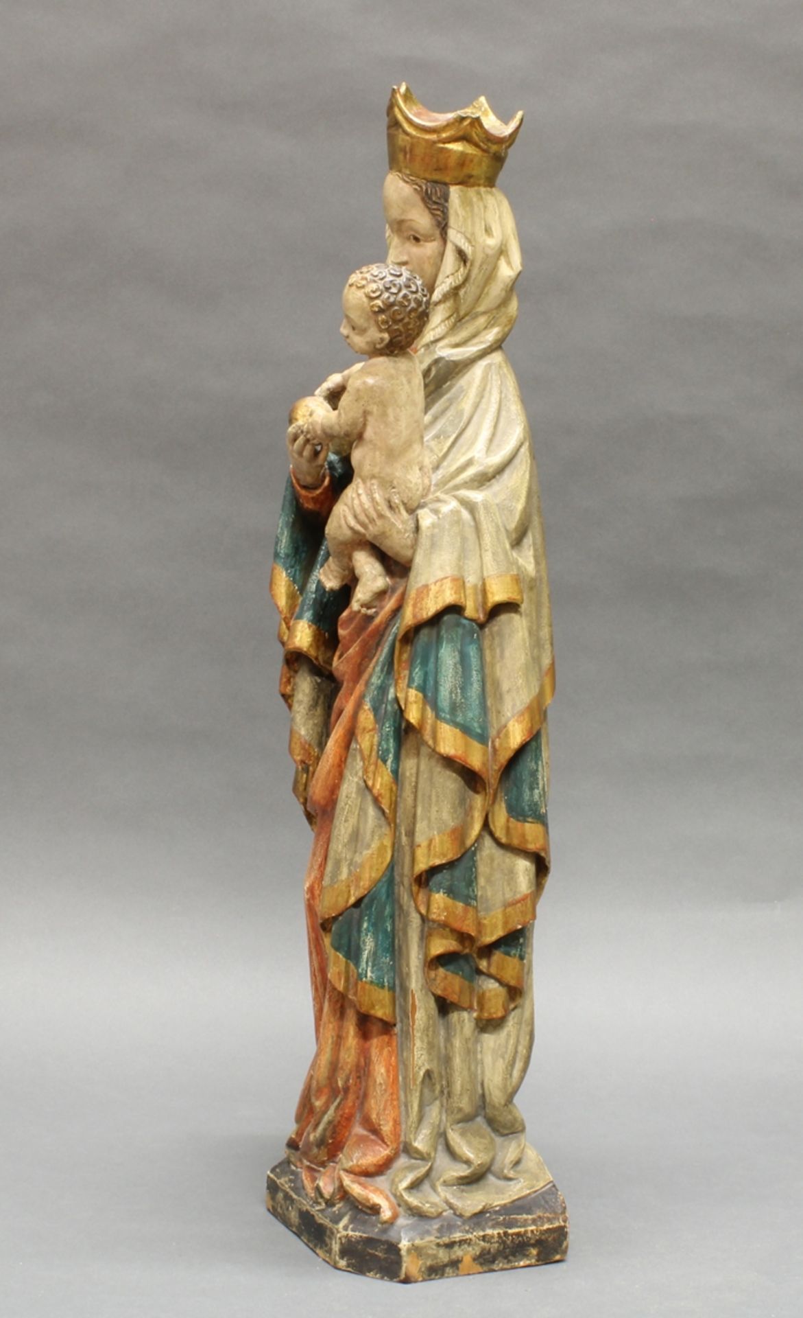 Skulptur, Holz geschnitzt, "Schöne Madonna", im gotischen Stil, 20. Jh., 73 cm hoch, verso gehöhlt, - Bild 2 aus 5