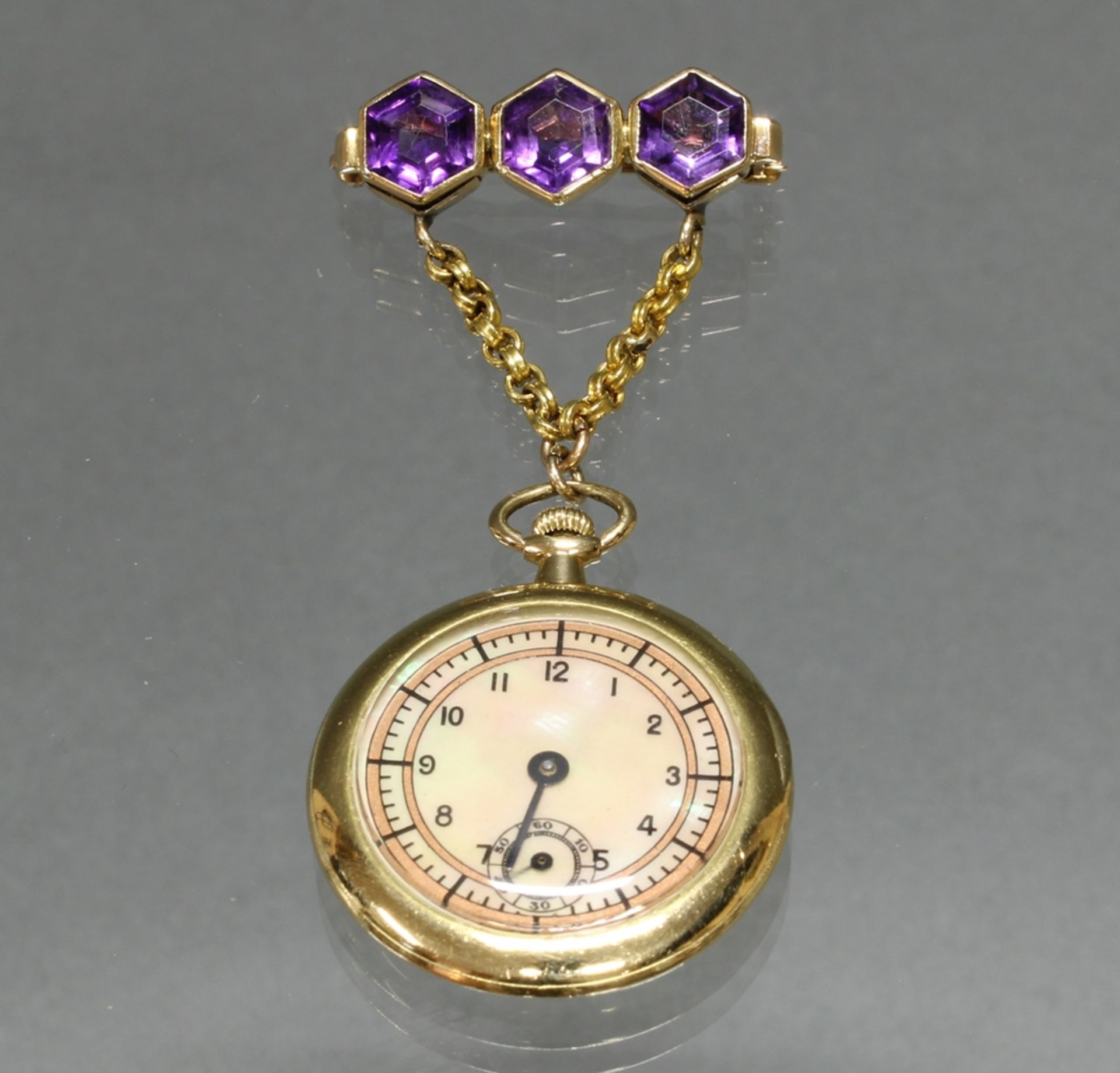 Damenanhängeuhr, bez. E. Gubelin, Lucerne, Schweiz, um 1880, GG 750, Einzeigeruhr, Perlmutt-Zifferb