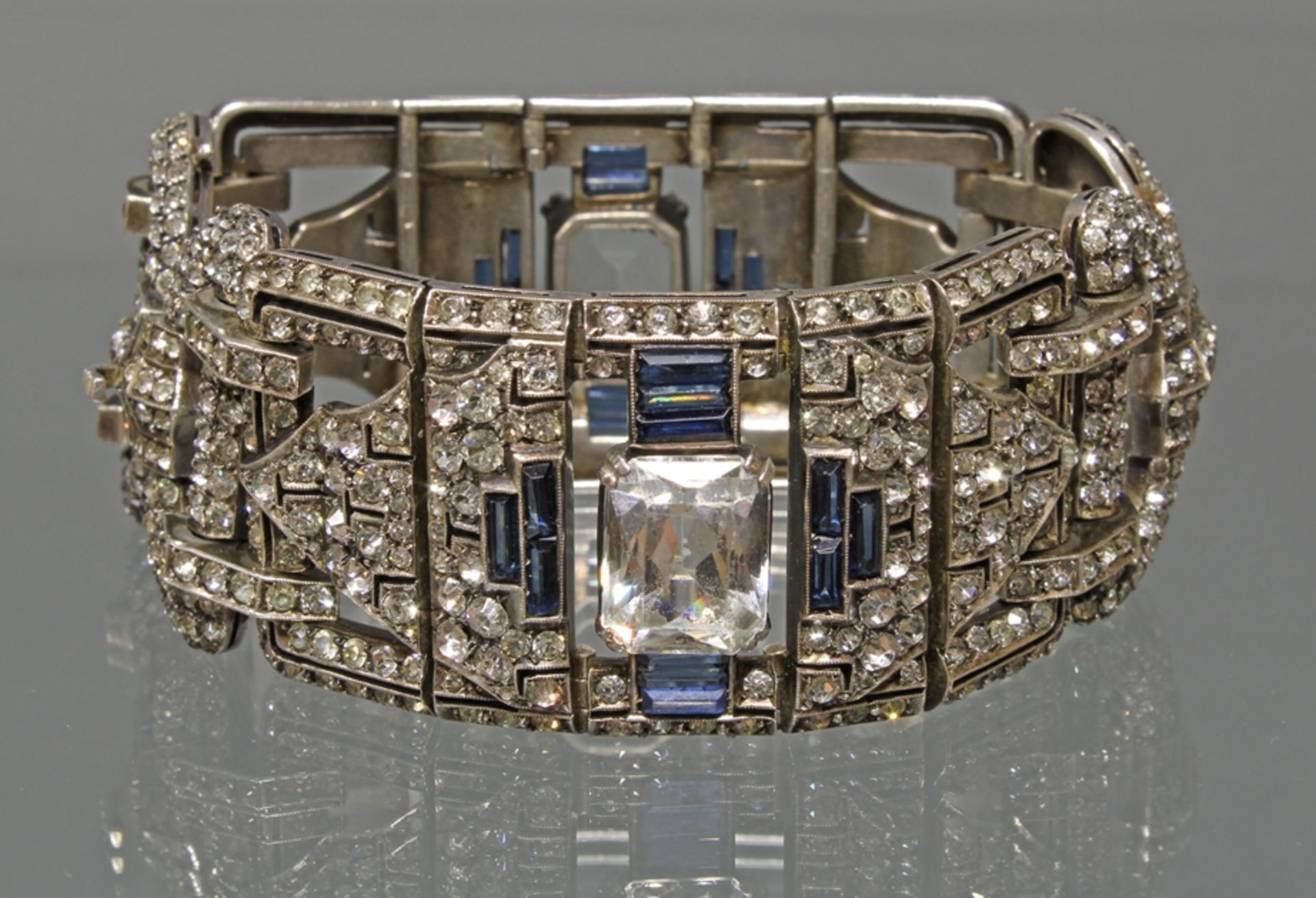 Art Deco-Armband, um 1920/30, prachtvoll gearbeitet, Silber, weiße Pastesteine (einer fehlt), blaue - Image 2 of 2