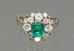 Ring, WG 750, Schiene fein graviert, 1 Smaragd ca. 1.30 ct., Smaragdschliff (Rundiste mit minimalem