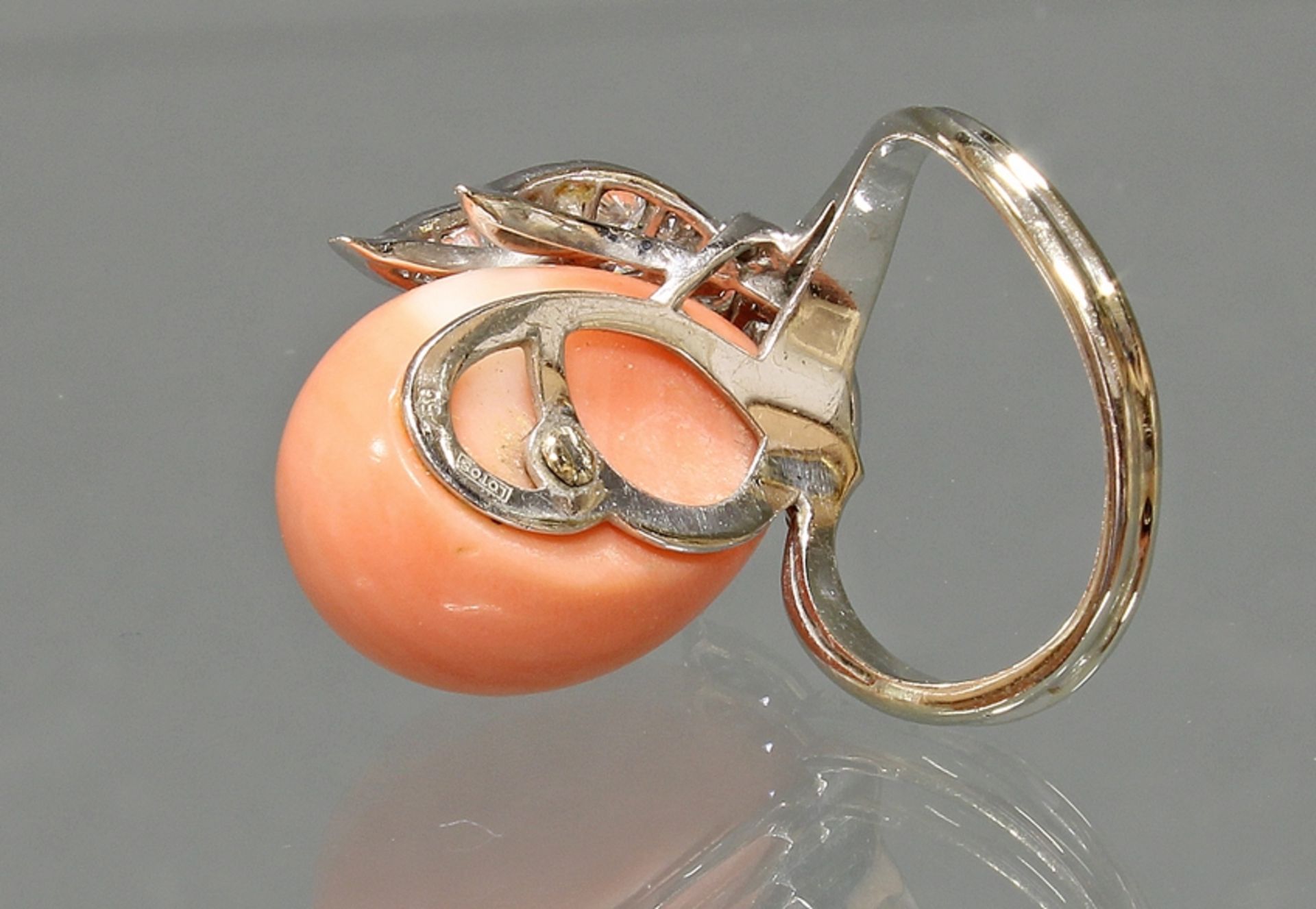 Ring, 'Blütenkelch', WG 750, Engelhaut-Koralle, 25 Besatzdiamanten, 11 g, RM 17.5 - Bild 3 aus 3