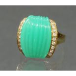 Ring, GG 750, geriefter Chrysopras, 22 Besatzdiamanten zus. gepunzt 0.26 ct., 9 g, RM 16.5