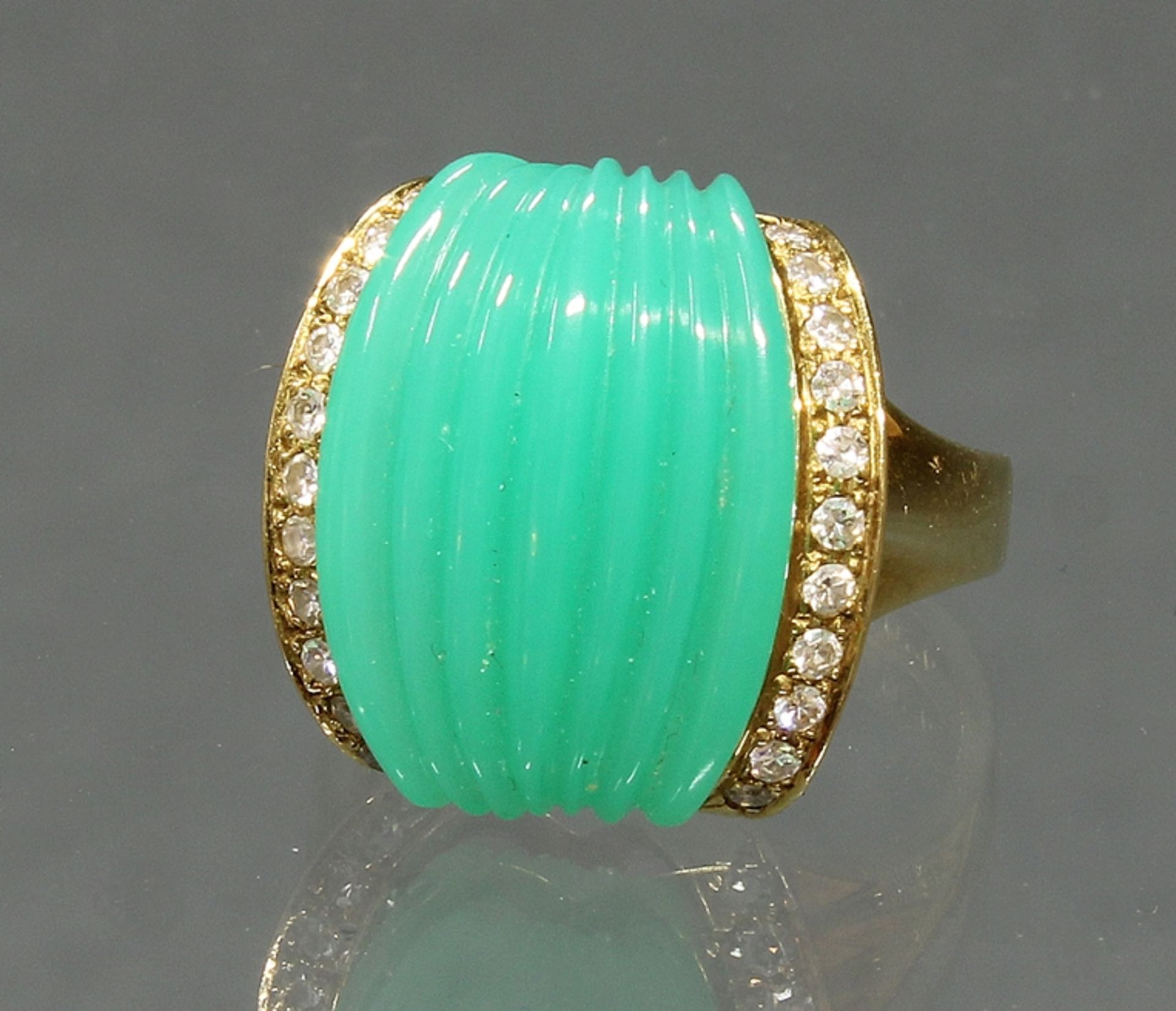 Ring, GG 750, geriefter Chrysopras, 22 Besatzdiamanten zus. gepunzt 0.26 ct., 9 g, RM 16.5
