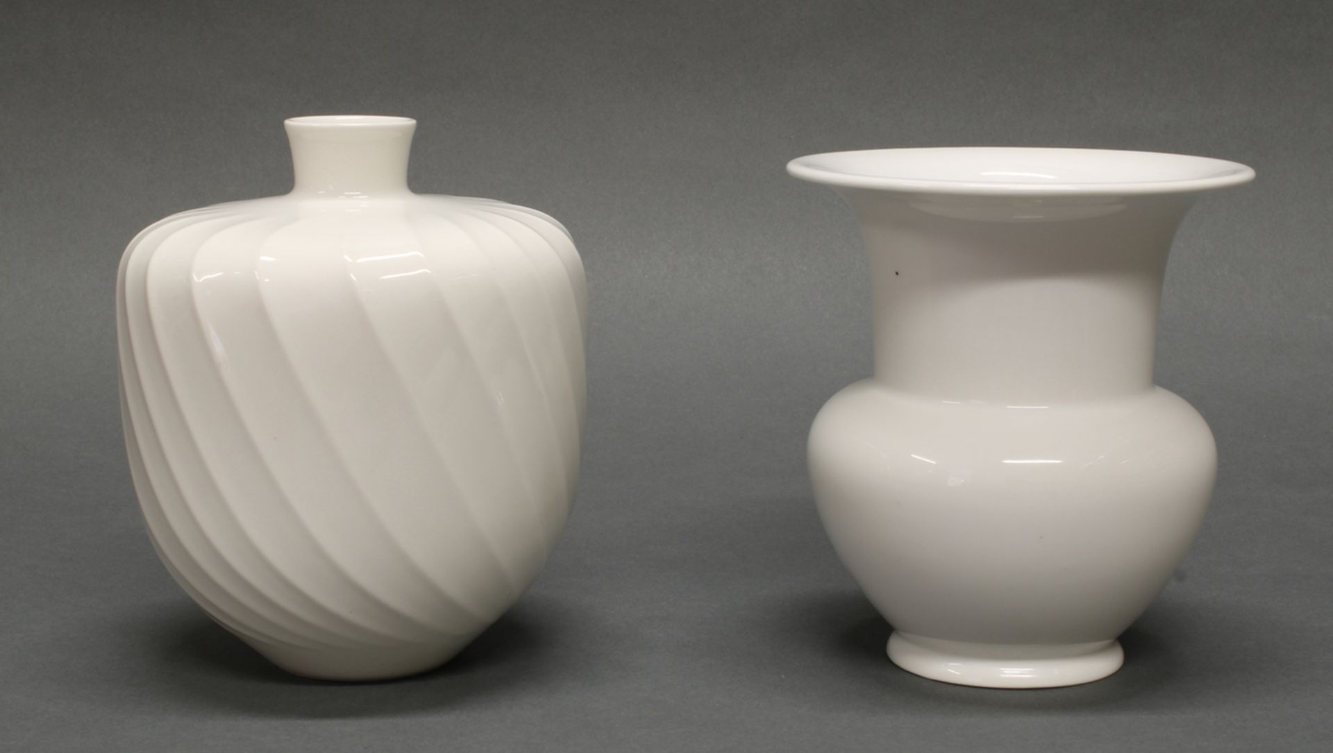 2 Vasen, KPM Berlin, Weißporzellan, verschiedene Formen, 14.5-16 cm hoch