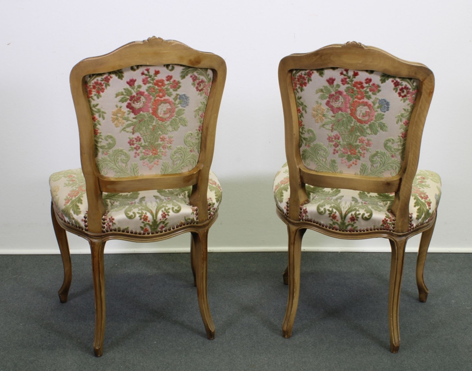 Paar Stühle, Louis XV-Stil, 19. Jh., Bezug mit floralem Motiv, H. 90 cm, leichte Gebrauchsspuren - Bild 2 aus 2