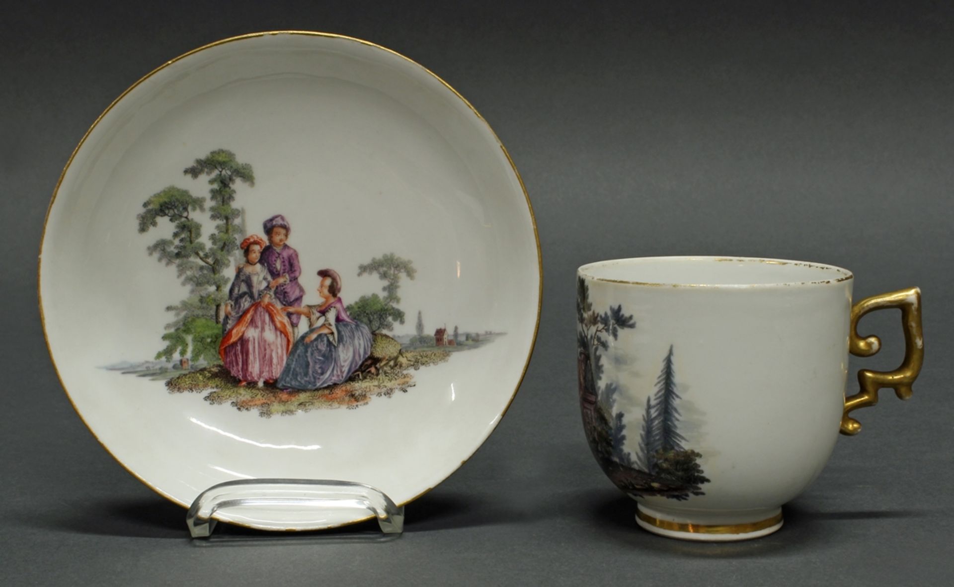 Tasse und Untertasse, Meissen, Schwertermarke, Mitte 18. Jh., farbige Watteaumalerei mit figuralen 