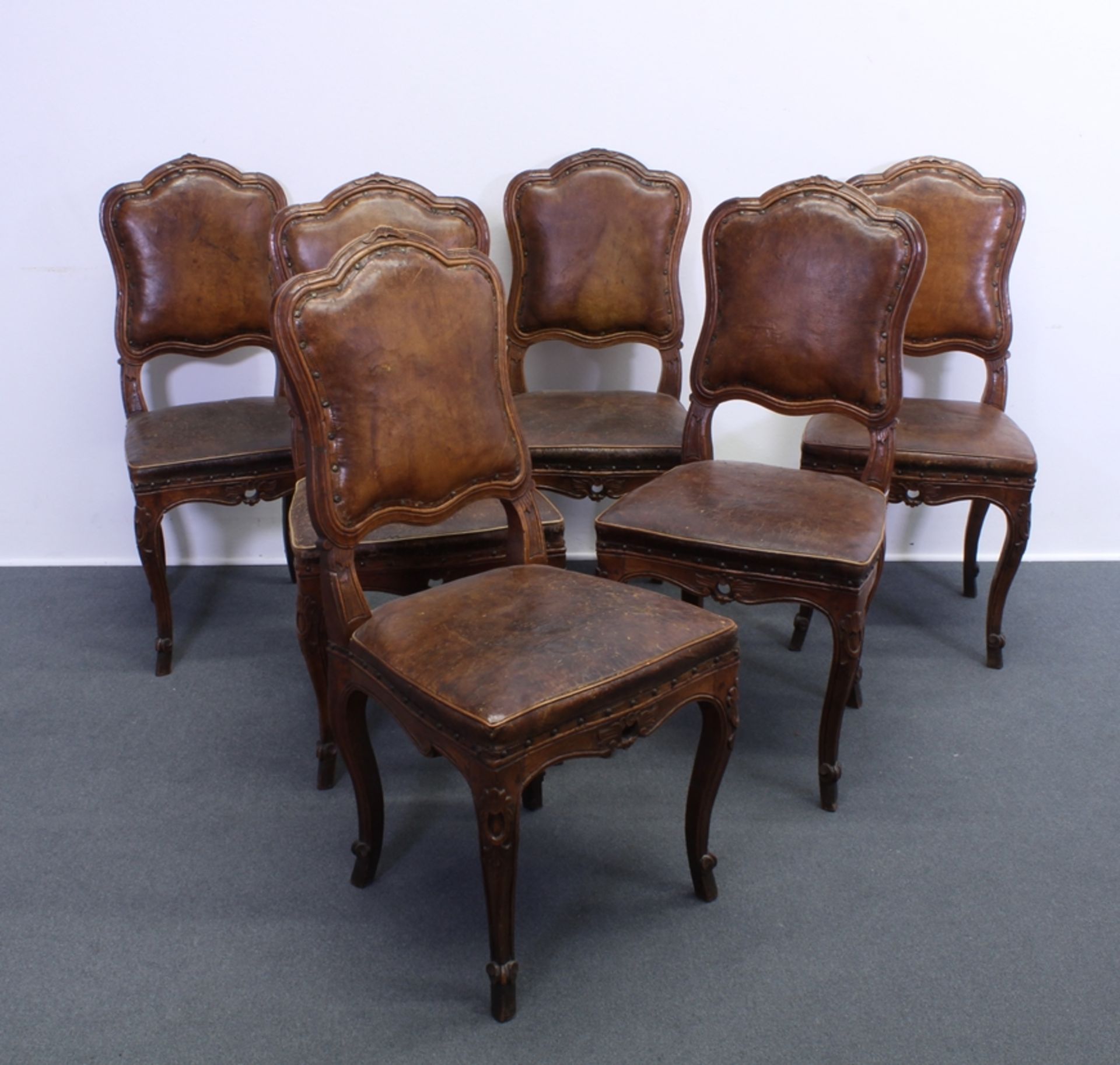 Satz aus 6 Stühlen, Barock, Lombardei, Mitte 18. Jh., Nussbaum geschnitzt, Sitzfläche und Rücklehne