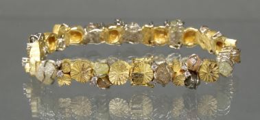 Armband, GG 750, ziselierte Oberfläche, 17 Rohdiamanten ca. 4.5 - 8.5 mm lang, Farbe champagner bis