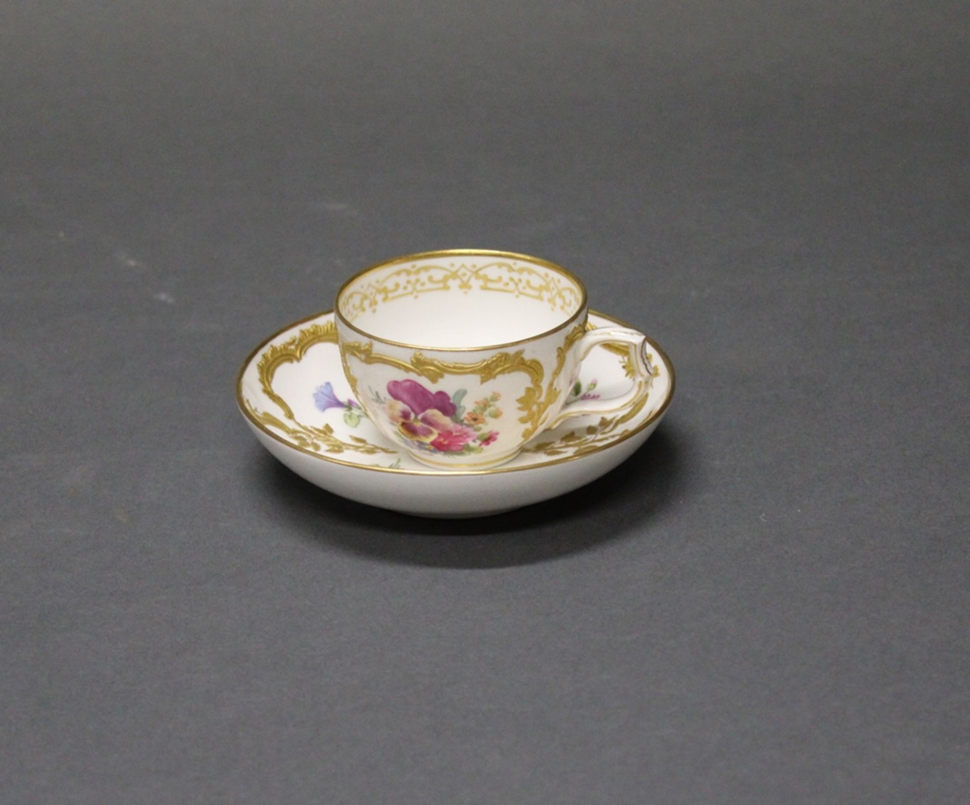 Mokkatasse mit Untertasse, KPM Berlin, geranktes Goldrelief, bunte Blumen, Goldrand, 4.2 cm hoch