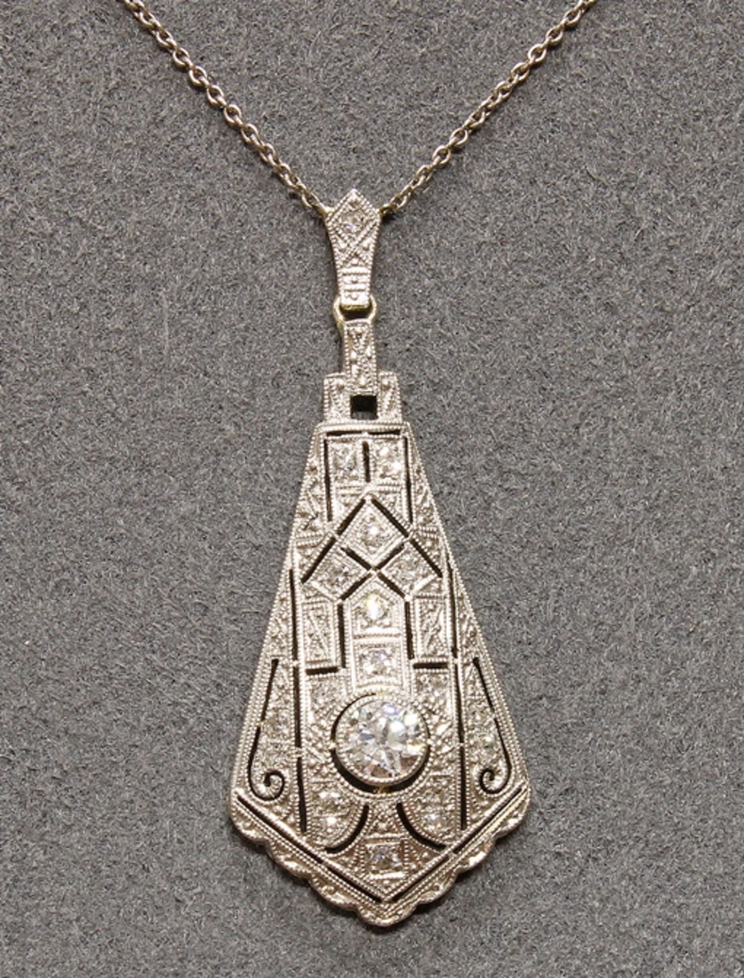 Collier, Art Deco, um 1920/30, WG 585, 1 Diamant ca. 0.30 ct., Diamanten zus. ca. 0.10 ct., 38 cm l